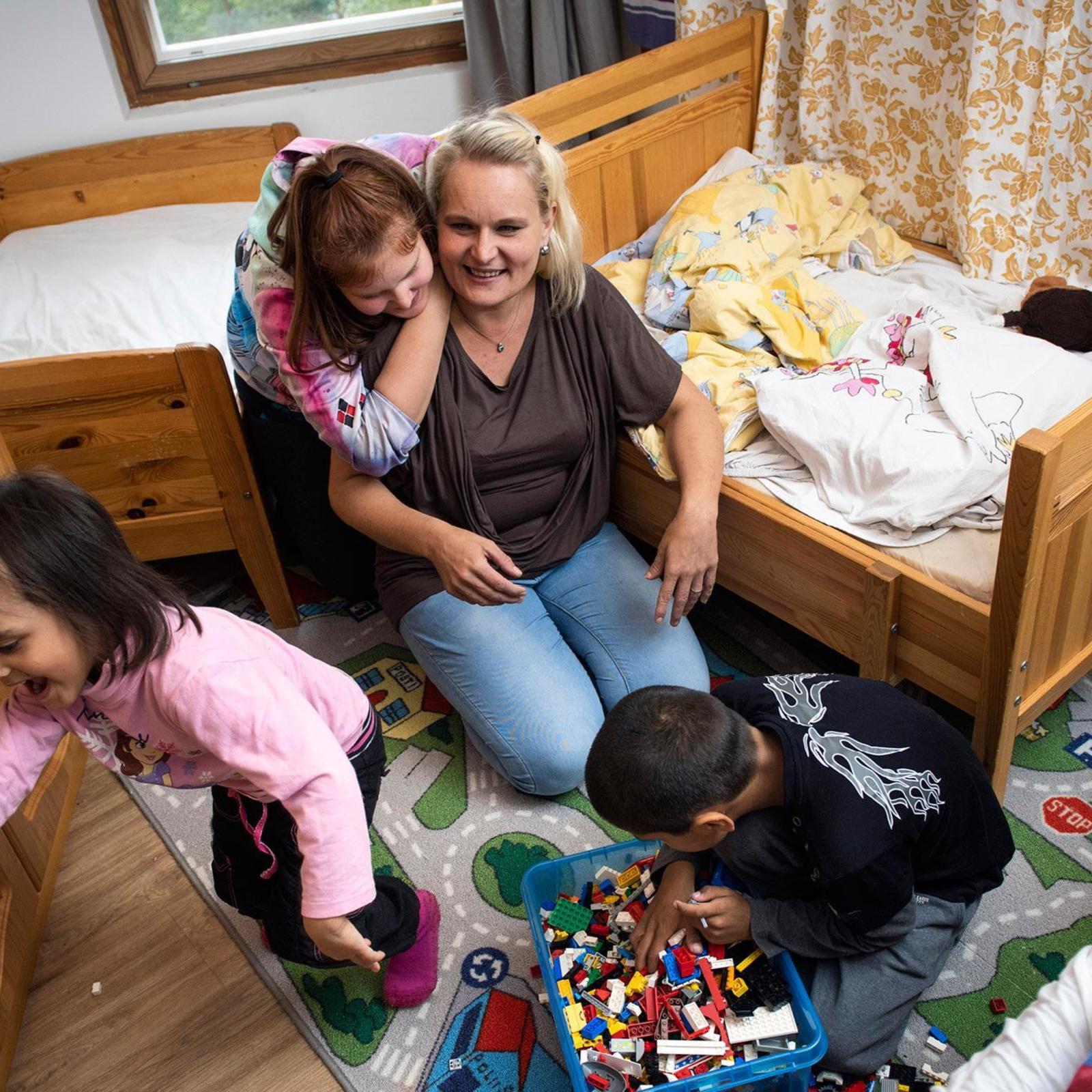 Milan, Nea ja Hari leikin pyörteissä. Eveliinan lapsilla on hyvin läheiset välit keskenään.