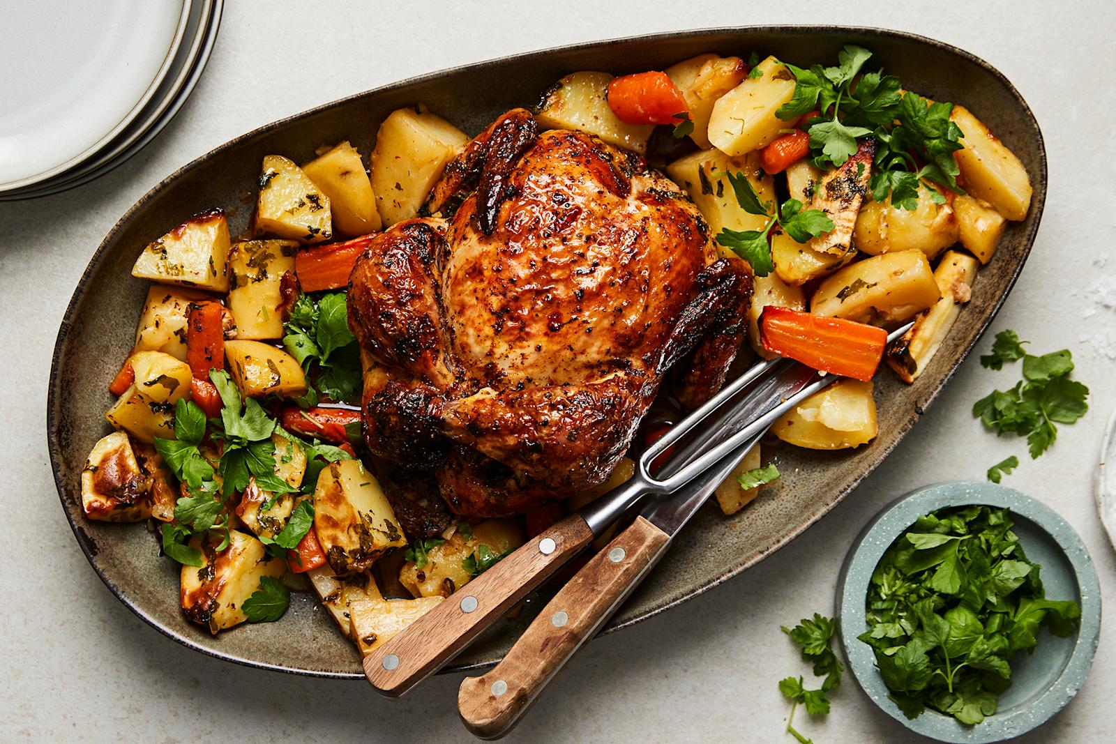 Kokonainen broileri ja uunijuurekset maustevoilla