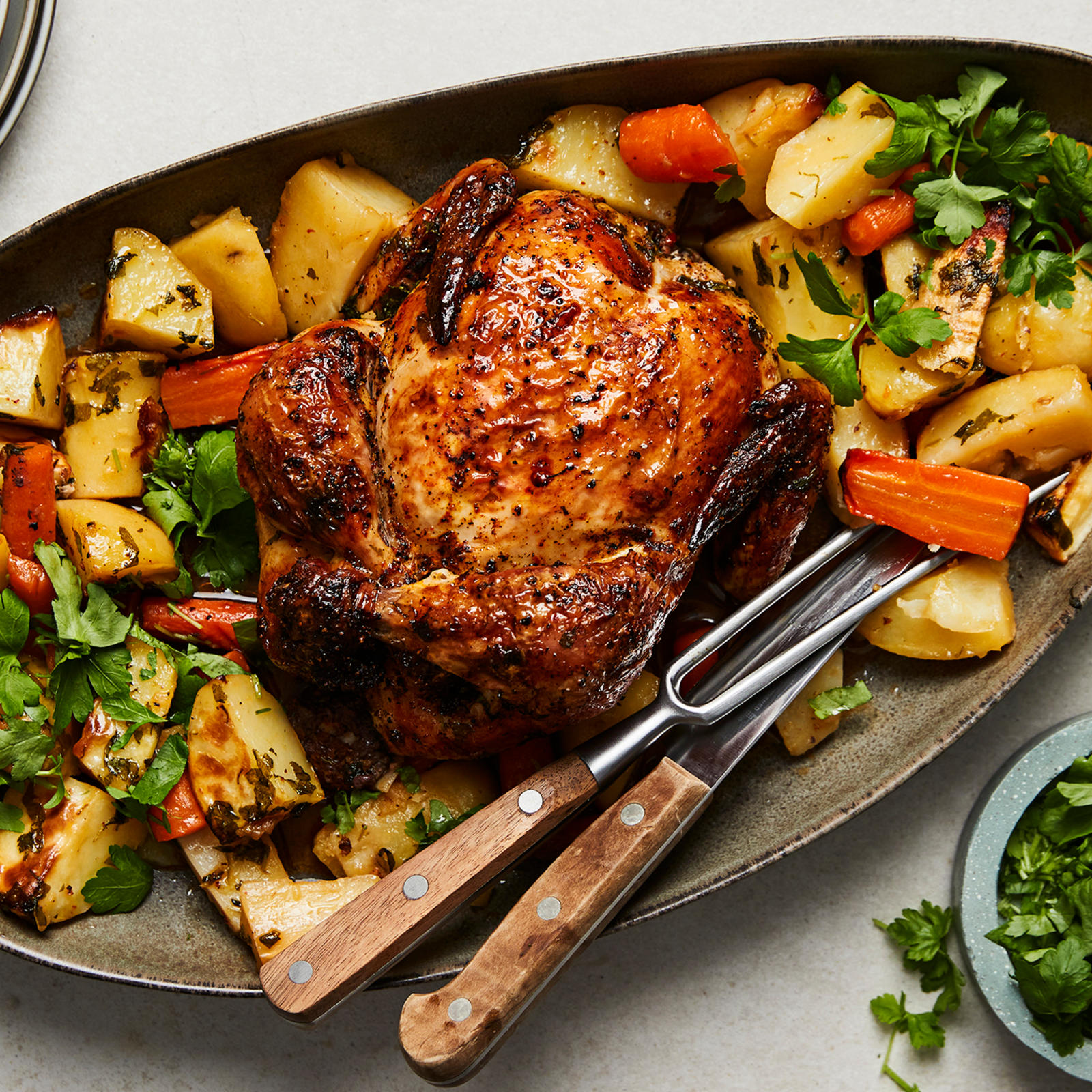 Kokonainen broileri ja uunijuurekset maustevoilla