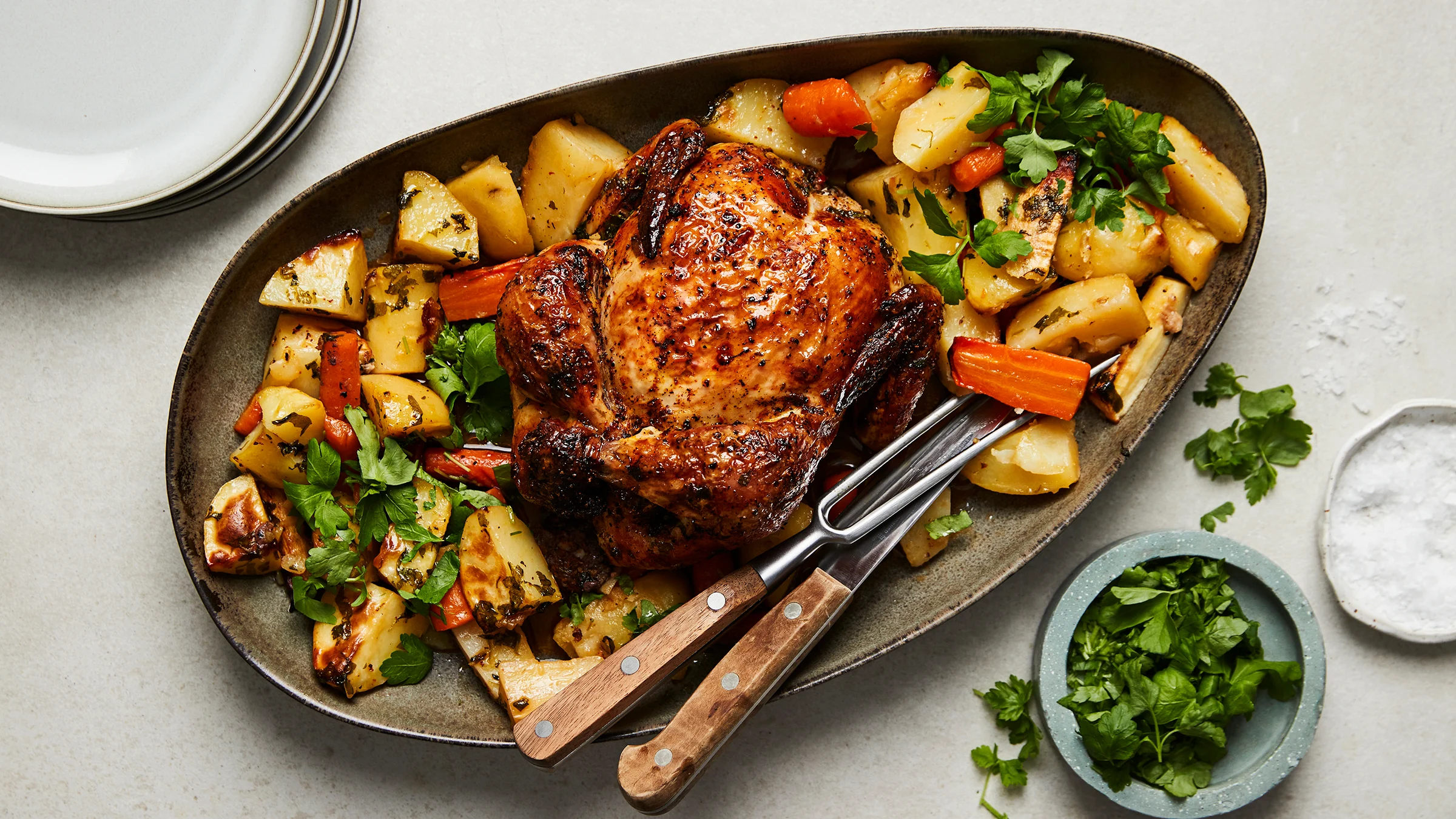 Kokonainen broileri ja uunijuurekset maustevoilla