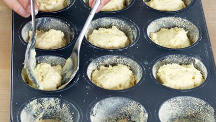 Voitele ja korppujauhota muffinipelti ja lusikoi taikinaa koloihin. Paista 200-asteisessa uunissa noin 25 minuuttia. Anna jäähtyä.