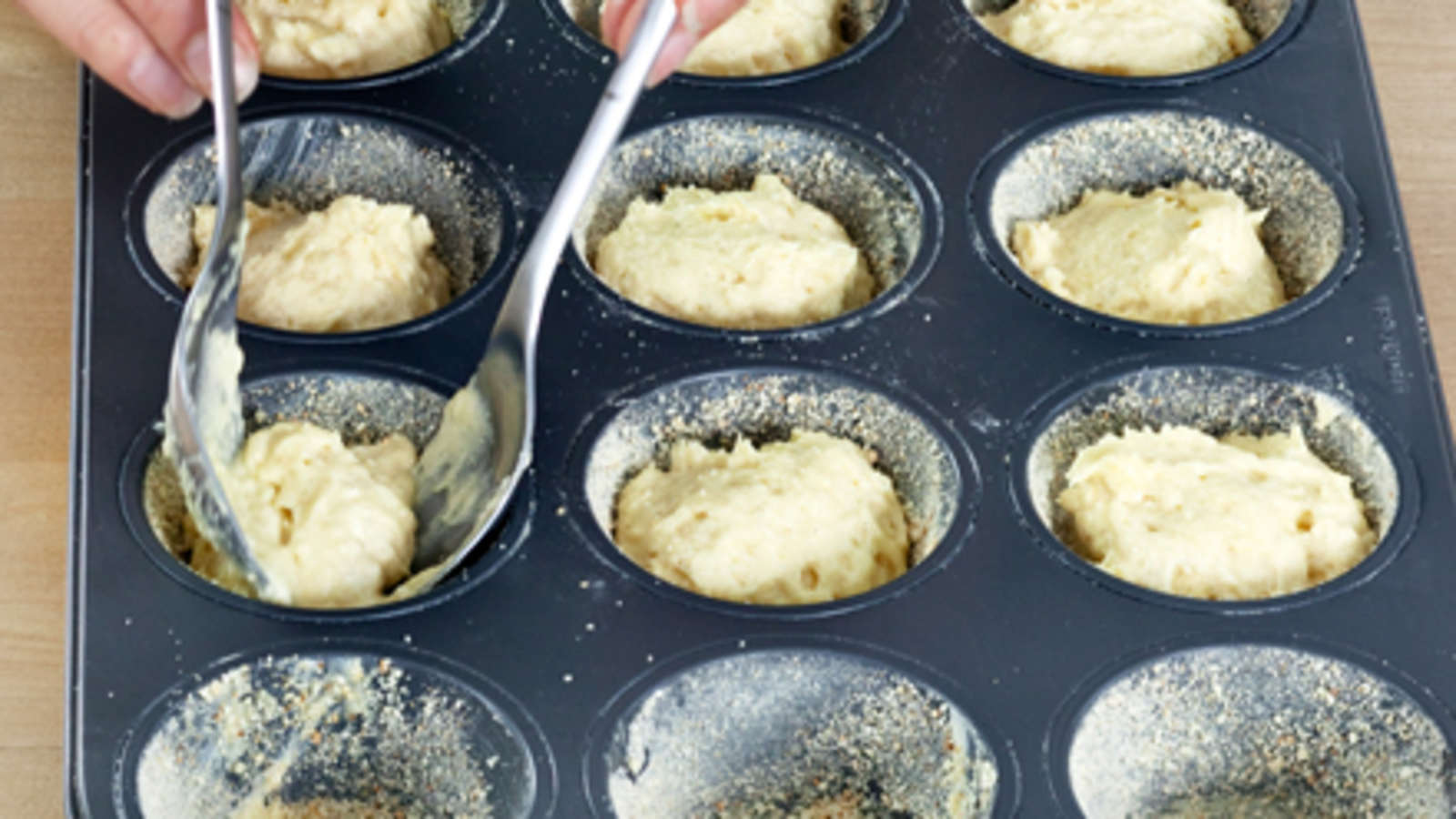 Voitele ja korppujauhota muffinipelti ja lusikoi taikinaa koloihin. Paista 200-asteisessa uunissa noin 25 minuuttia. Anna jäähtyä.