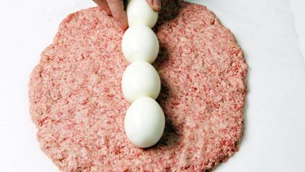 Kuori munat. Aseta munat pitkittäin murekelevyn keskelle.