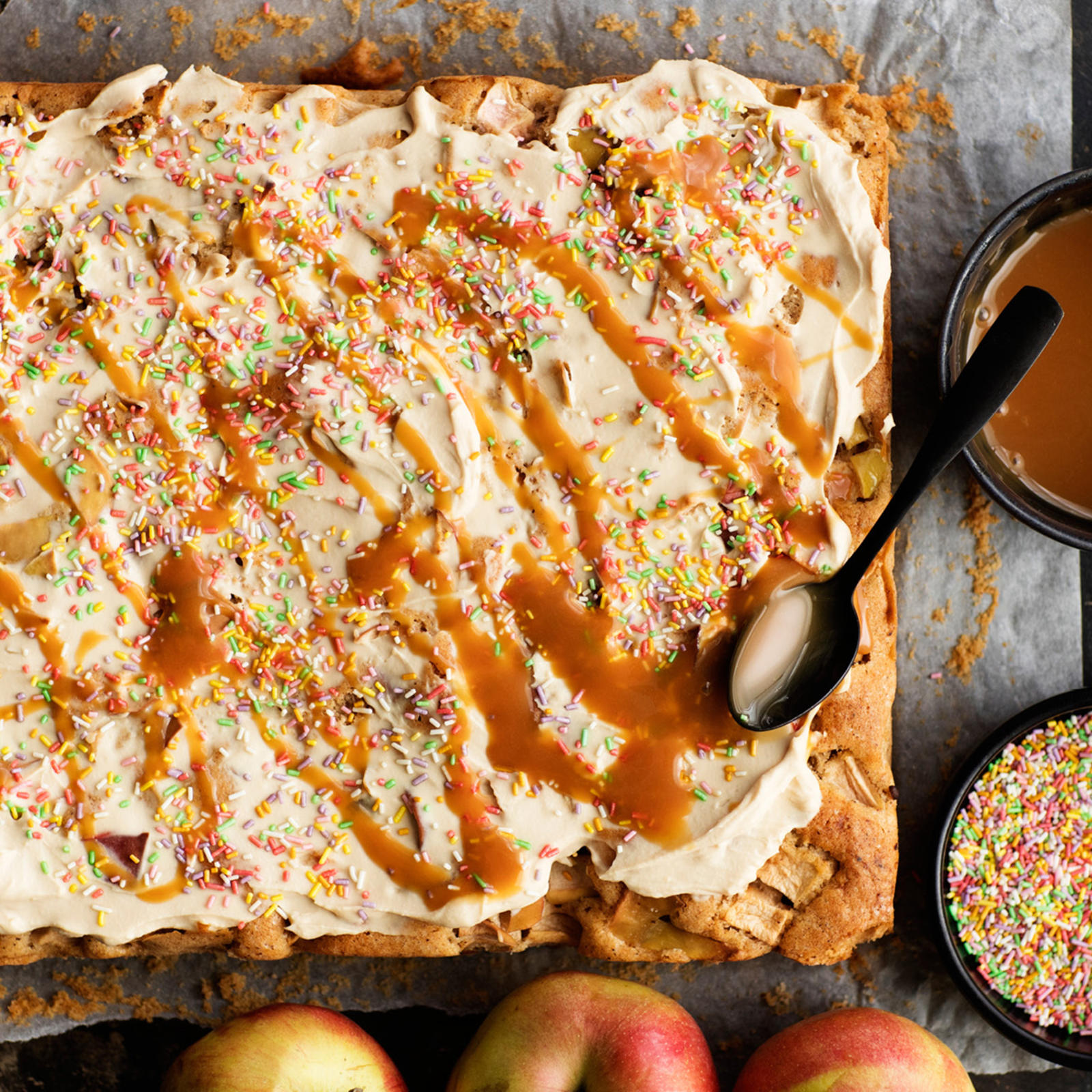 Helpot omena-kinuskipalat