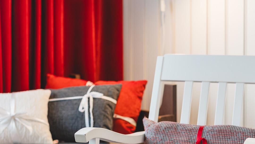 Rovaniemen Original Sokos Hotel Vaakunan jouluhuoneen keinutuolinurkkaus.