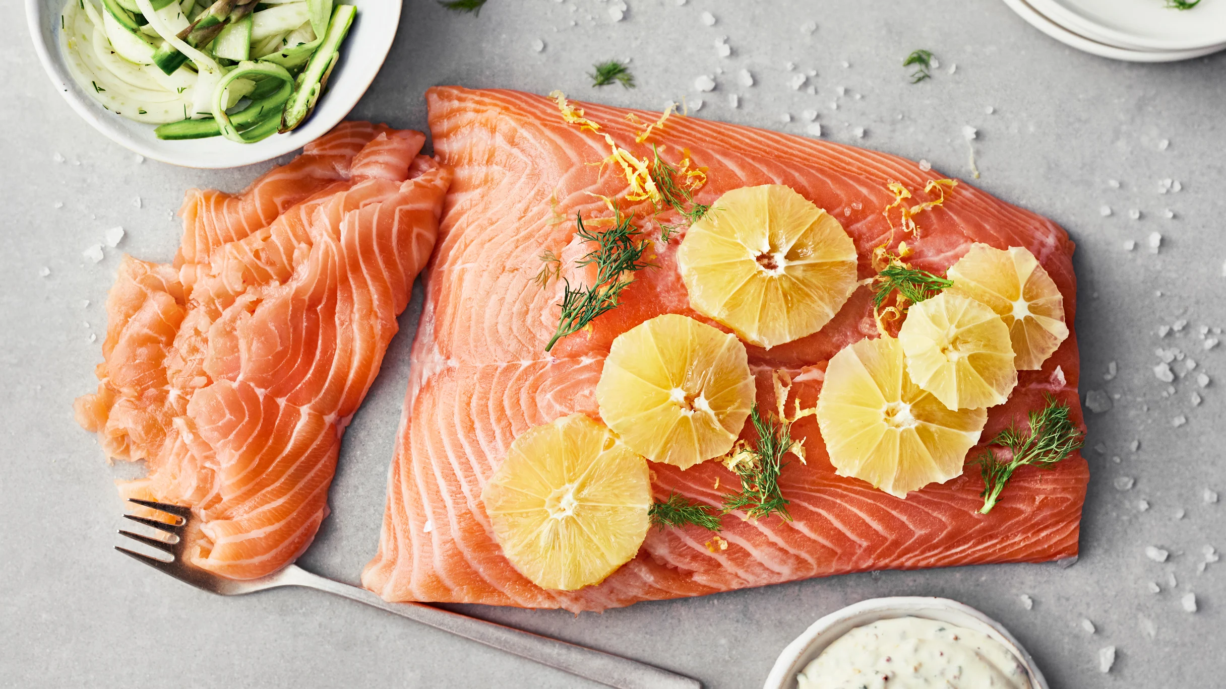 Sitruunainen graavilohi ja parsa-fenkolisalaatti