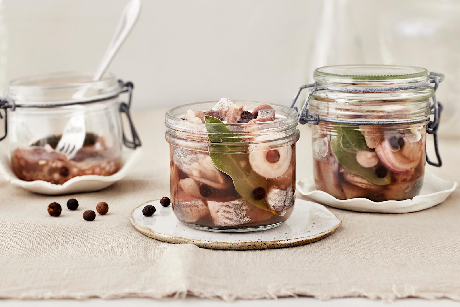 Ranskalaista sipulisiliiä kolmessa lasipurkissa, joista yhdessä haarukka. Purkkien alla vaaleat lautaset. Pöydällä pippureita ja vaalea liina.