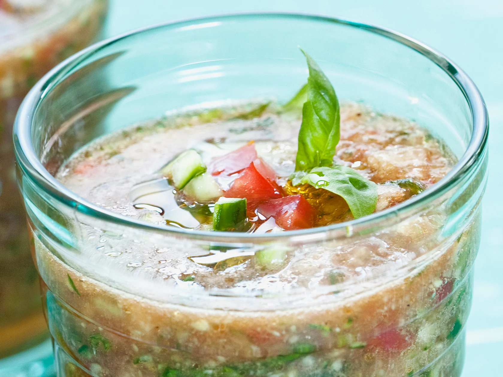 Kylmä tomaatti-kurkkukeitto