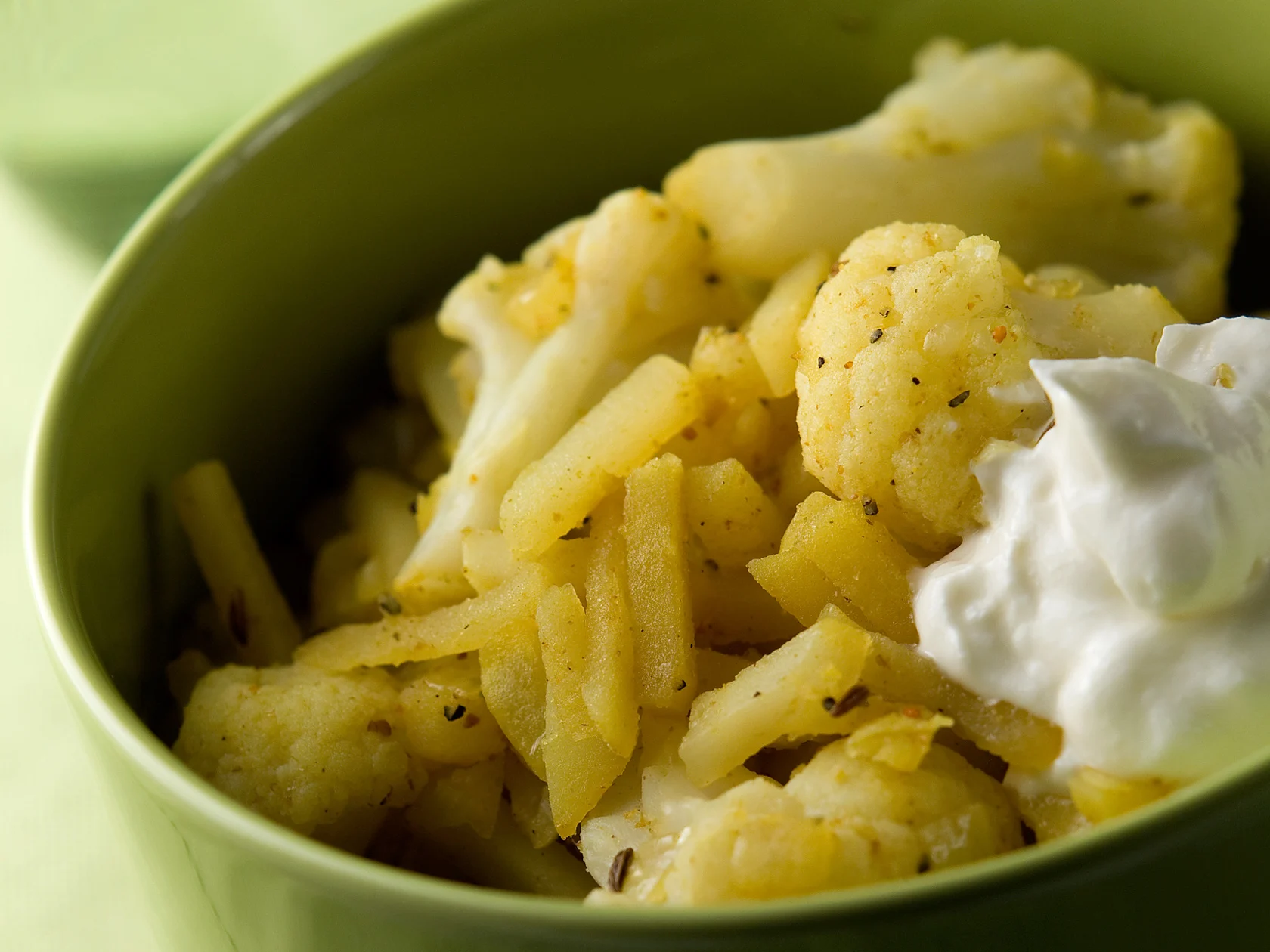 Intialainen peruna-kukkakaalipaistos