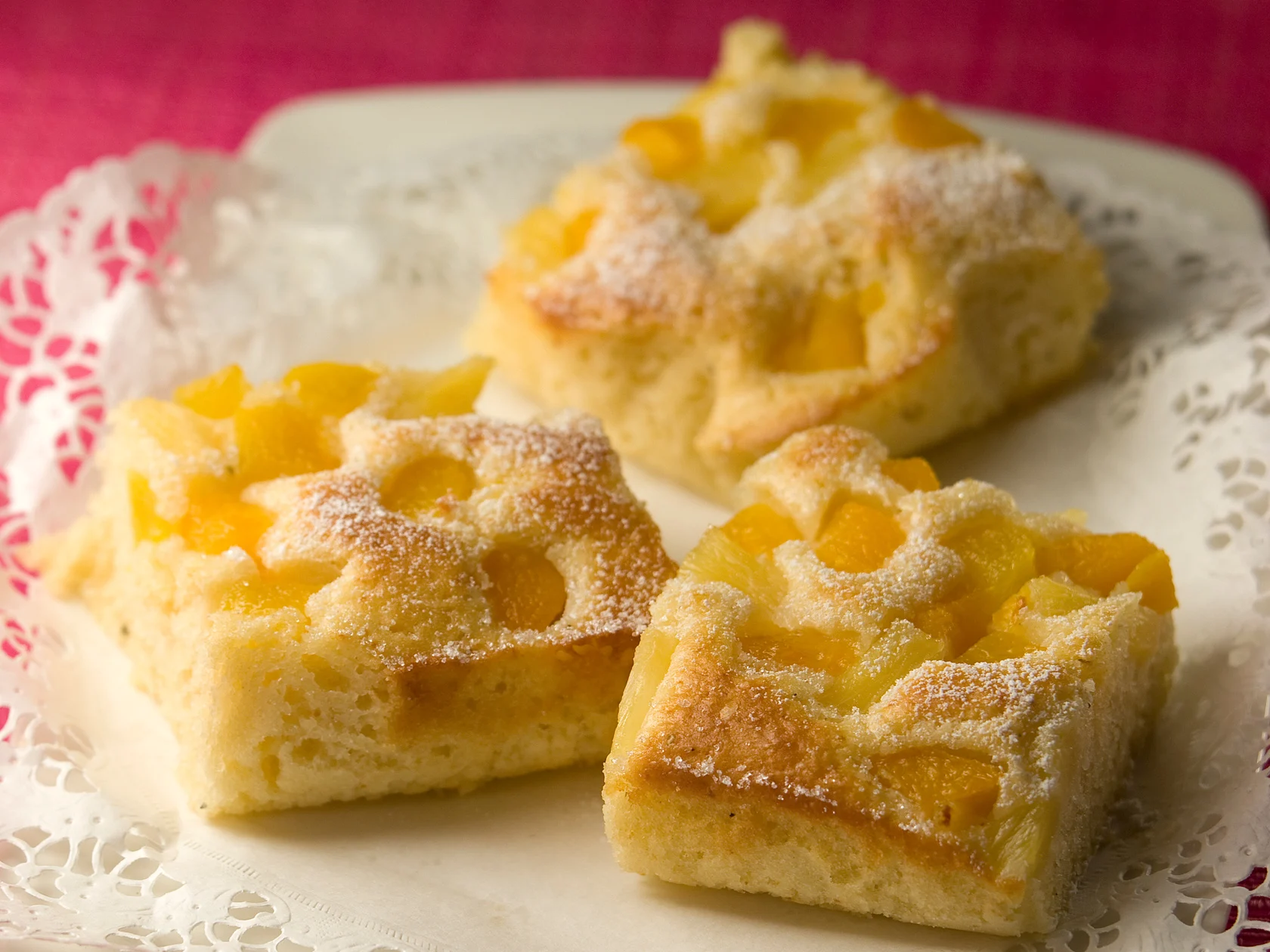 Persikka-ananaspiirakka