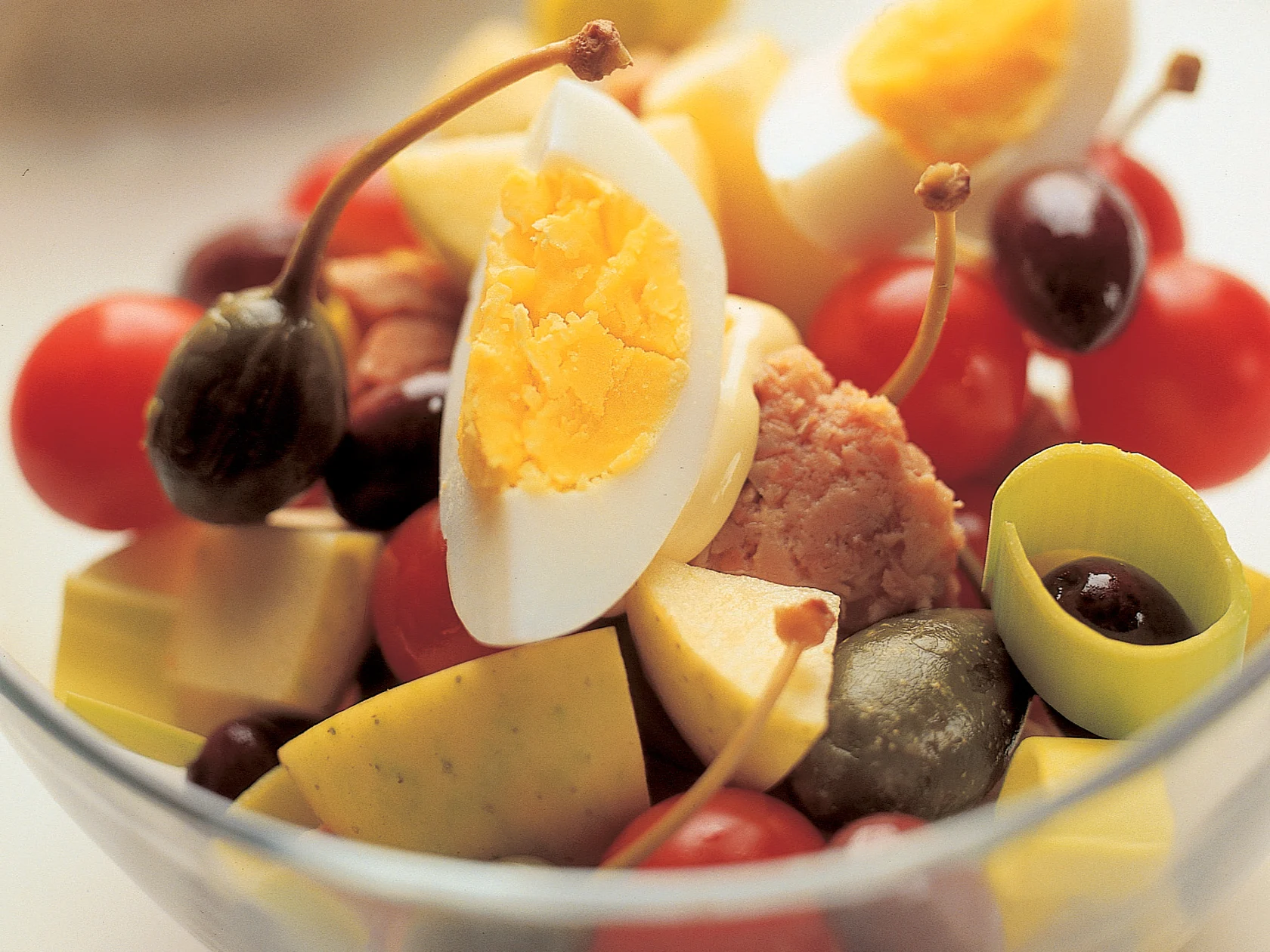 Salaatti munasta ja tonnikalasta