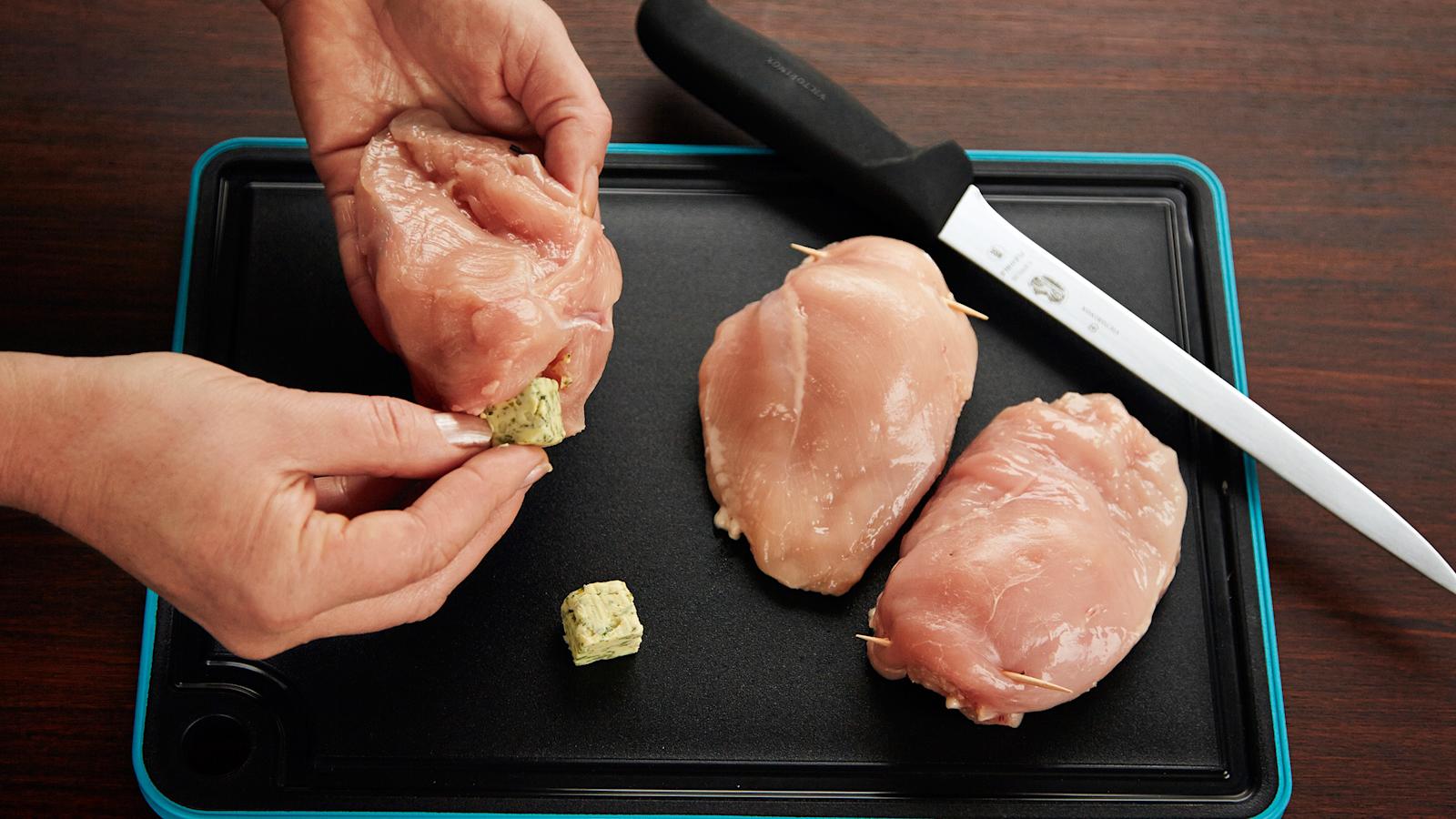 Tee broilerileikkeisiin esimerkiksi fileointiveitsellä pitkittäiset taskut. Työnnä voipalat taskuihin ja sulje taskut cocktailtikuilla.