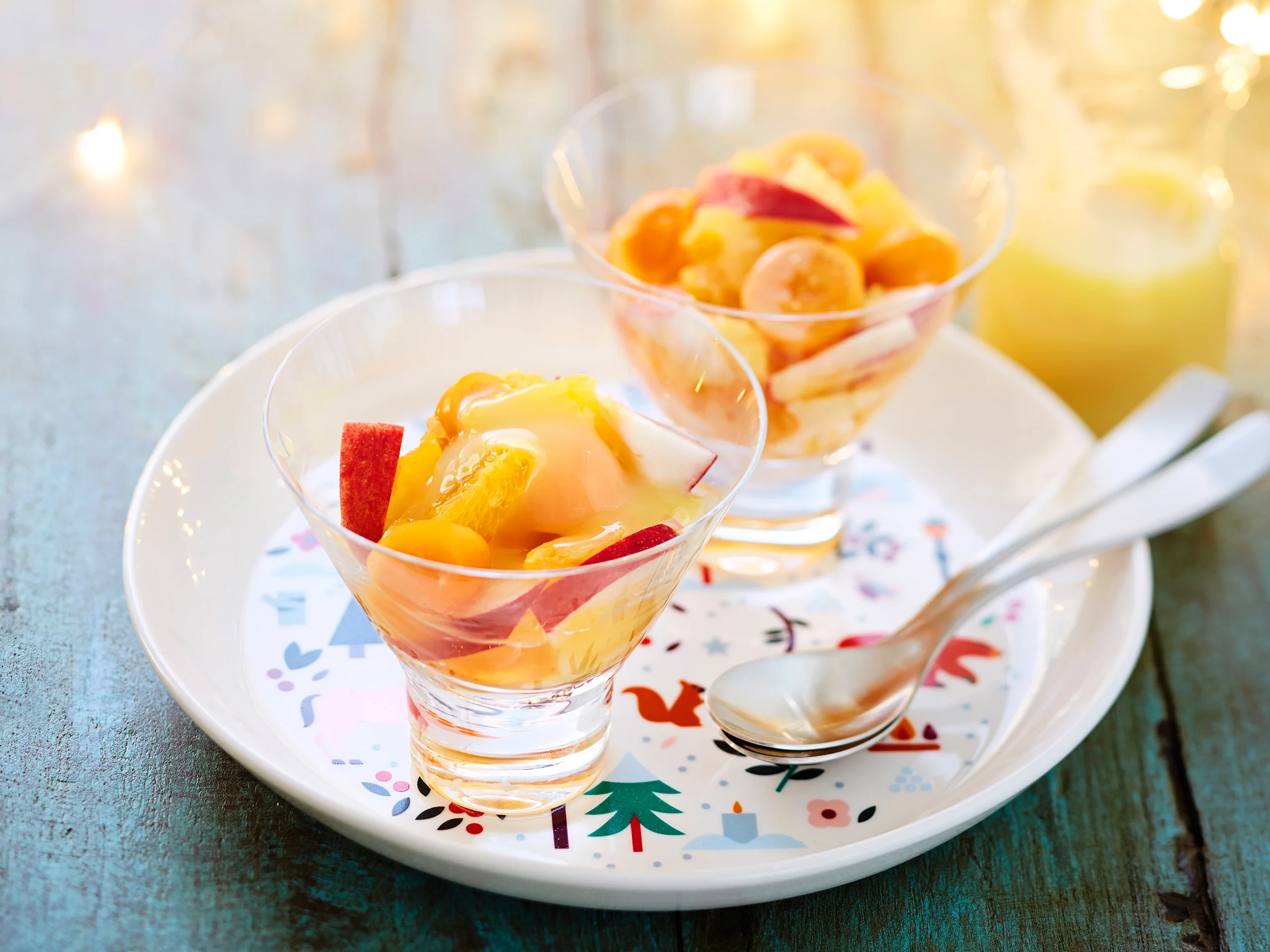 Hedelmäsalaatti ja valkosuklaakastike