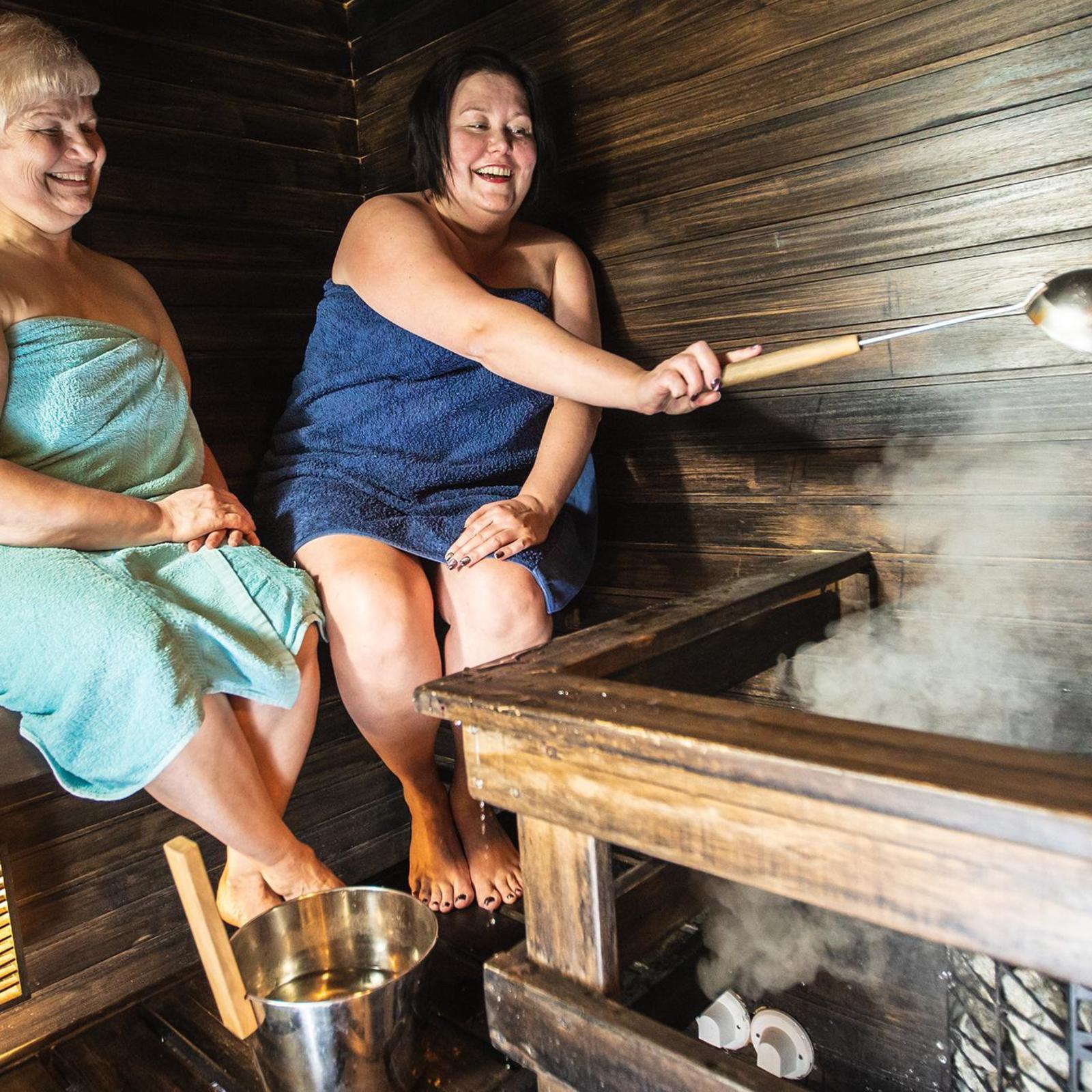 Uudesta kiukaasta ovat päässeet nauttimaan myös Heidi Saukkosen (oikealla) ystävät. Tällä kertaa saunaseurana on Maria Lyytinen.