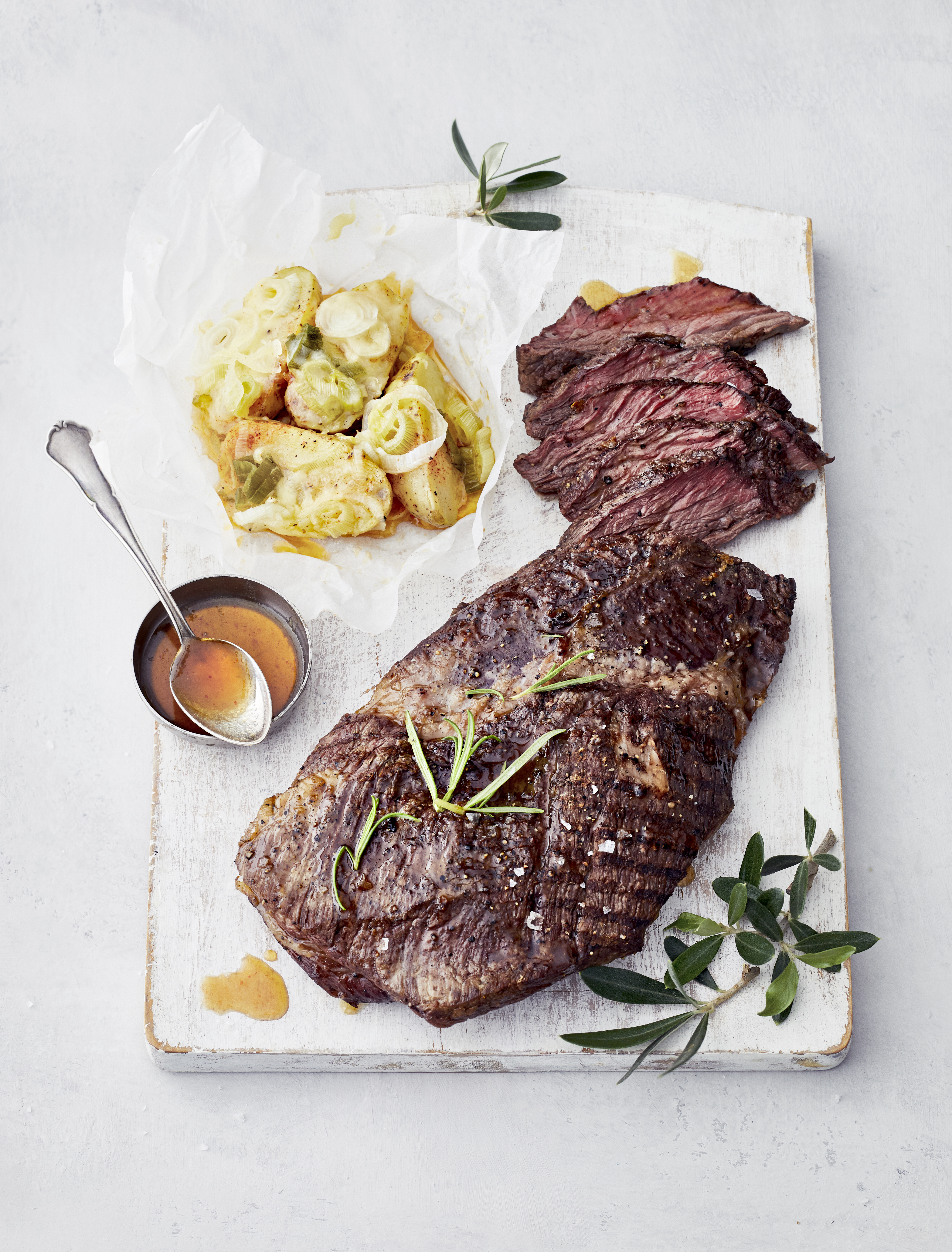 Flat iron vaahterasiirappi-bourbonglaseerattuna & cheddarperunat