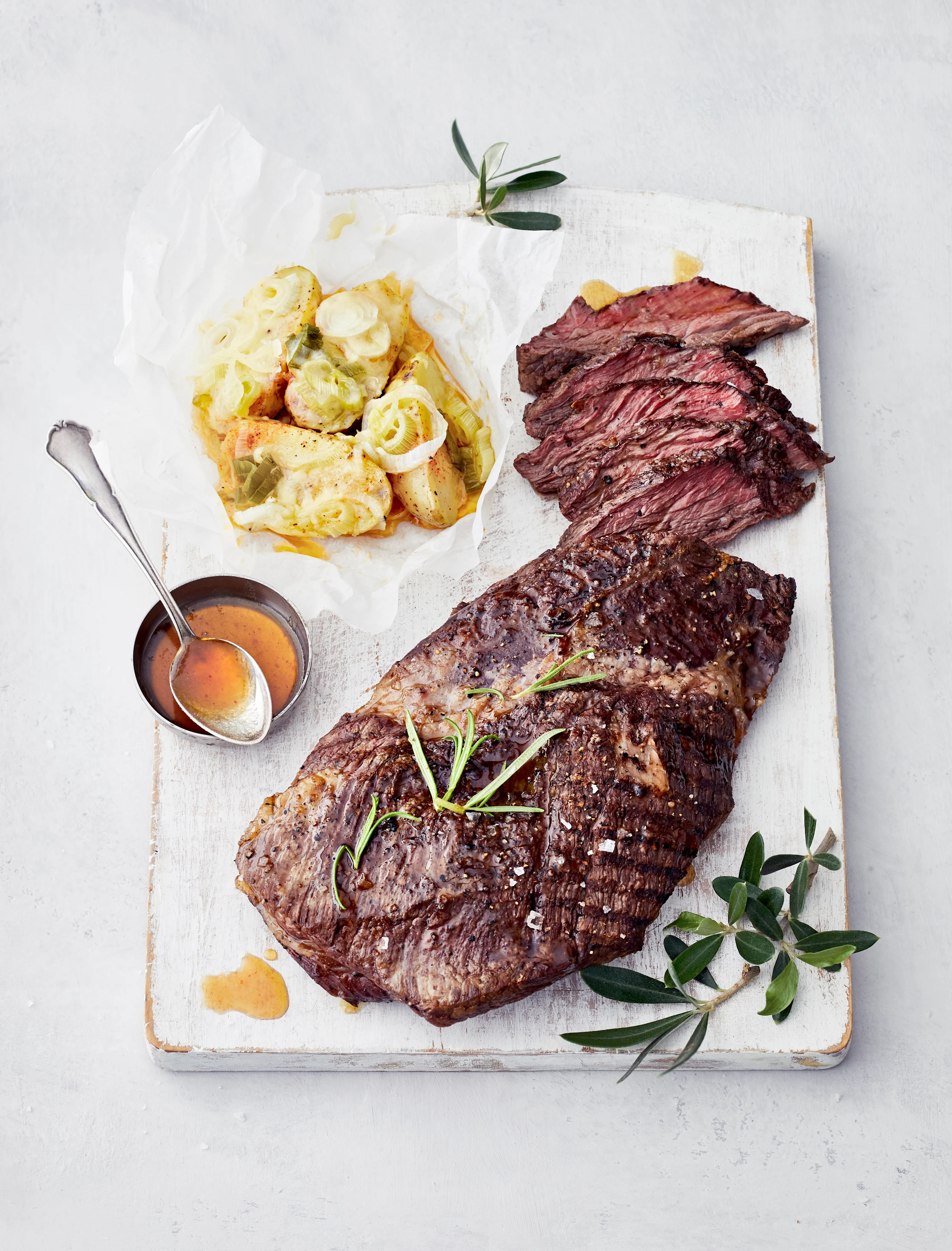 Flat iron vaahterasiirappi-bourbonglaseerattuna & cheddarperunat