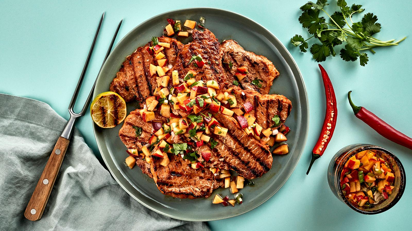 Grillatut possupihvit ja persikkasalsa