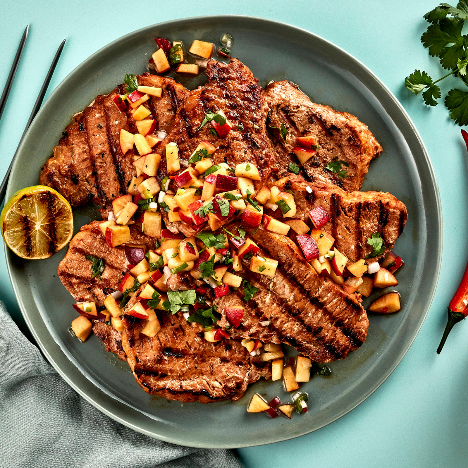 Grillatut possupihvit ja persikkasalsa