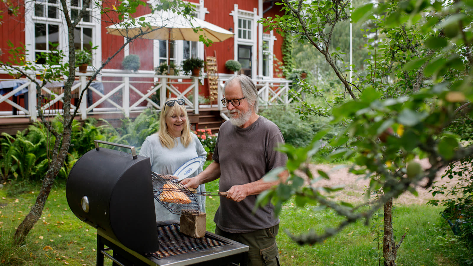 Heikki Willamo ja Kikka Niittynen, Karjalohja, grillaavat kalaa