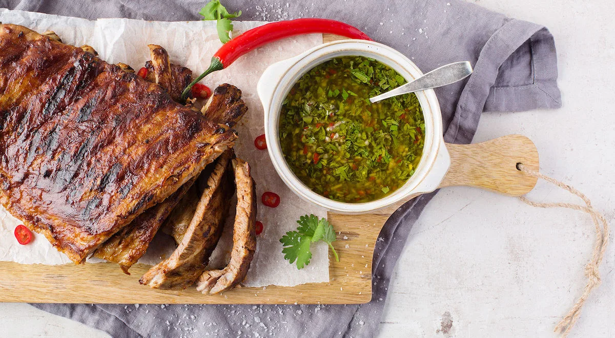 Mikan ribsit ja Tonin chimichurri