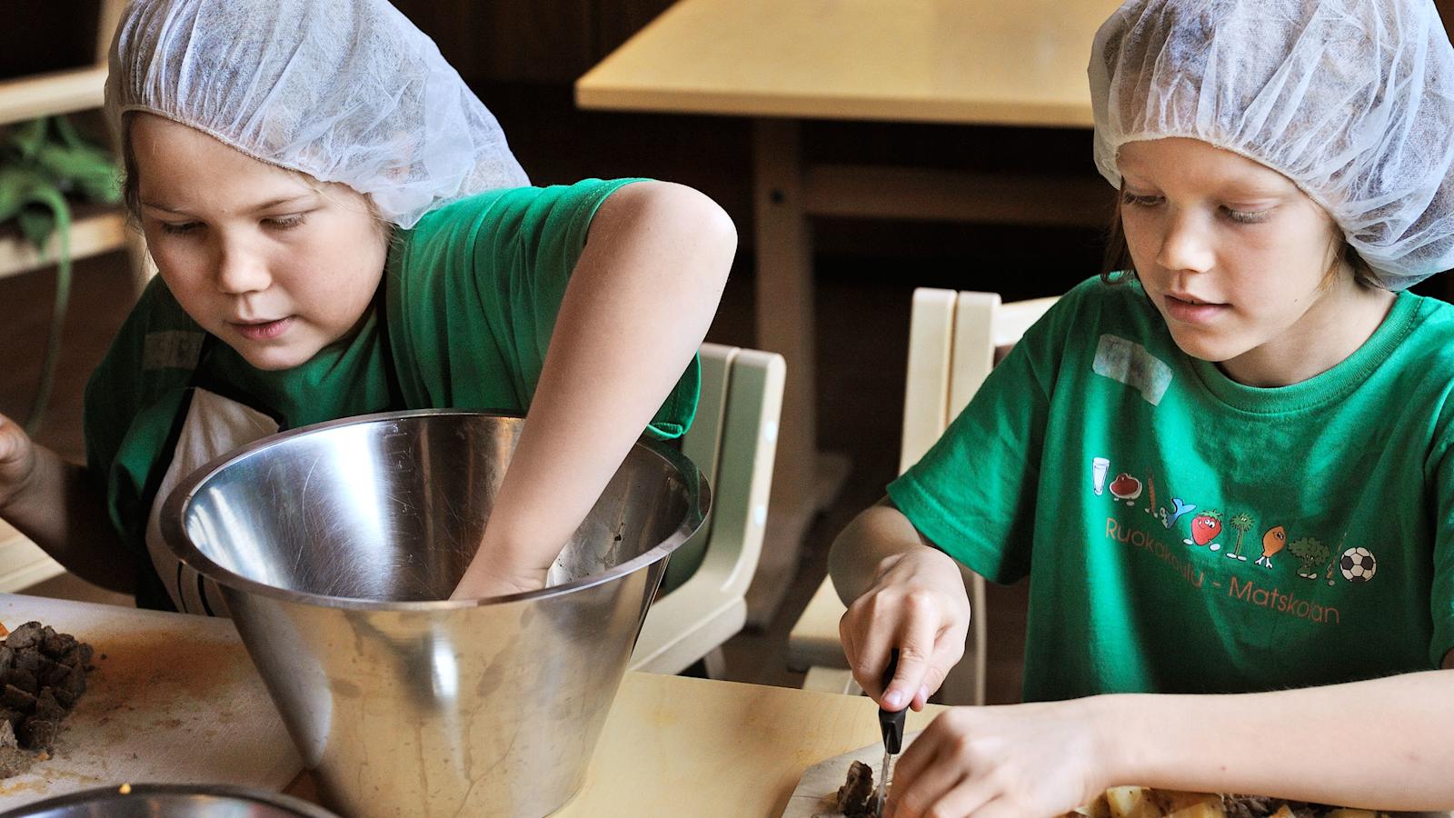Pienet kokit ruokakoulussa