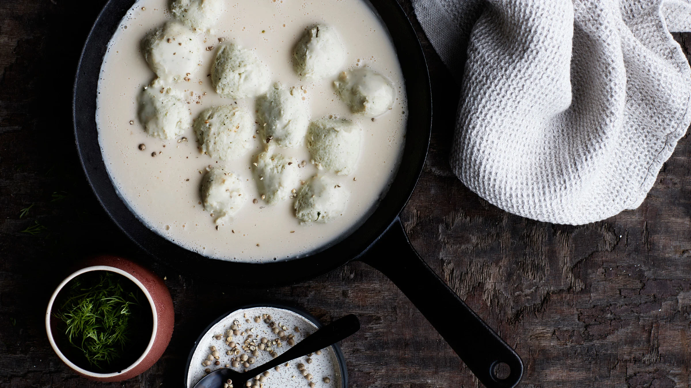 Keitetyt haukipullat ja kermakastike