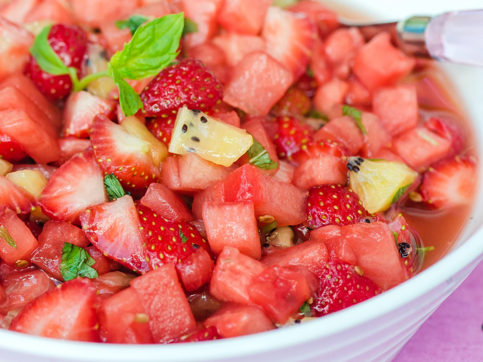 Marinoitu marja-hedelmäsalaatti ja mascarponevaahto