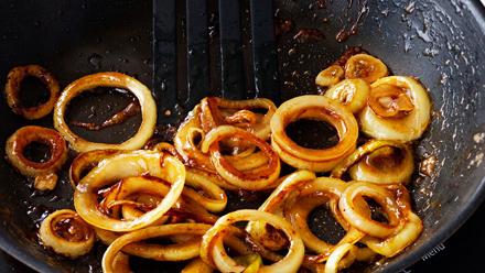 Kuori ja viipaloi sipuli renkaiksi. Paista sipulirenkaat voissa ja sokerissa pannulla kauniin ruskeiksi. Tarjoile maksakastike perunamuusin, puolukkasurvoksen ja paistettujen sipulirenkaiden kanssa.