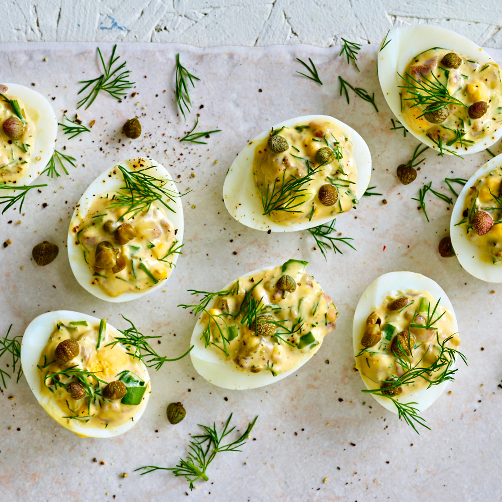 Sillikaviaarilla täytetyt keitetyt kananmunat