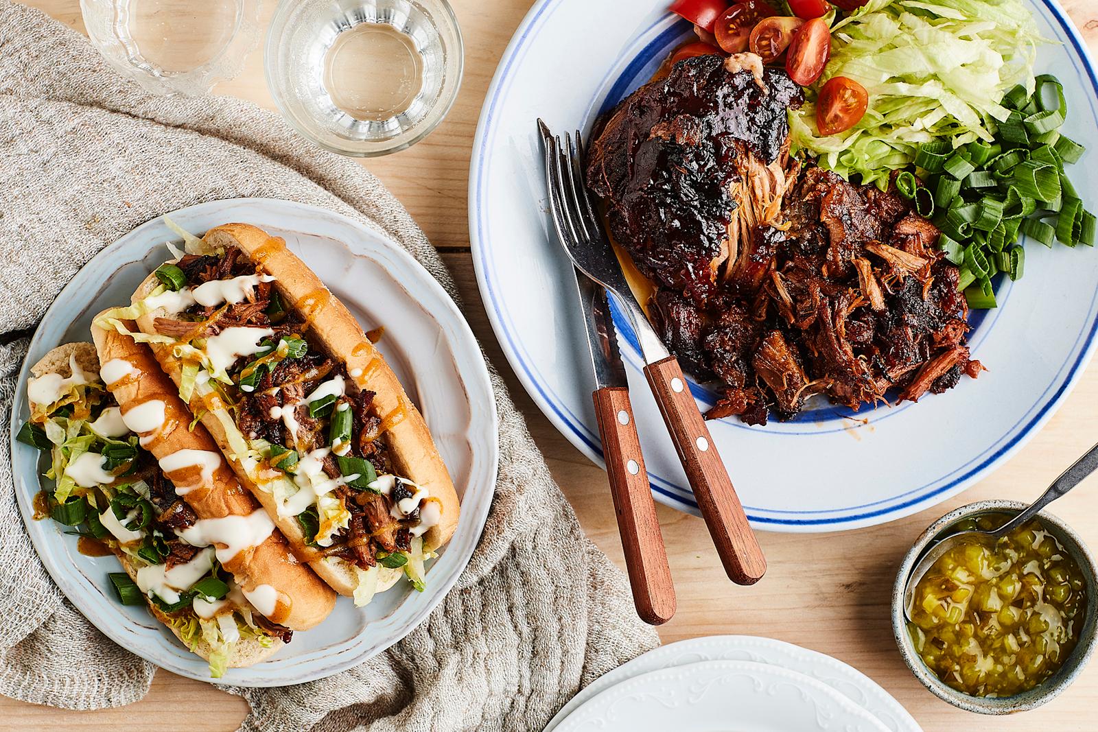 Helppo pulled pork hot dogien täytteenä ja lautasella, jossa salaattia.