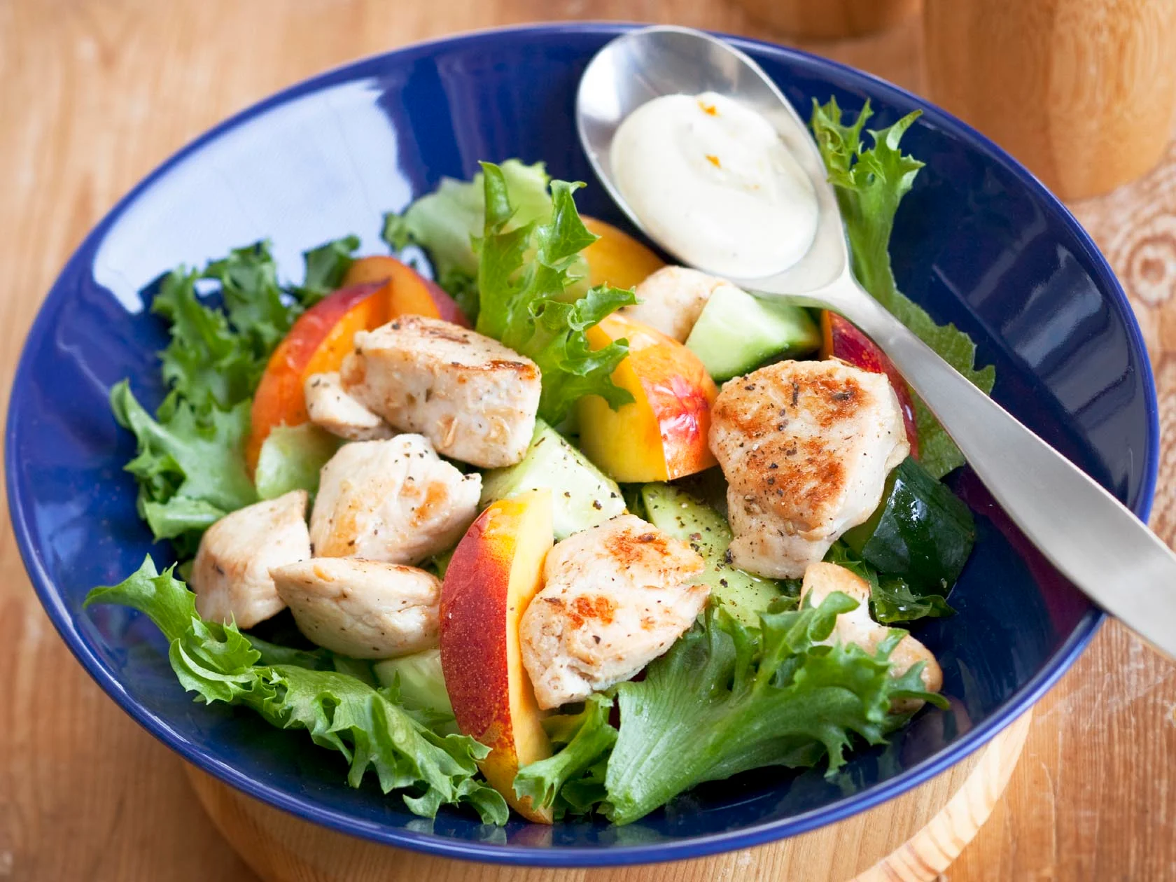 Broilerisalaatti ja curryaioli