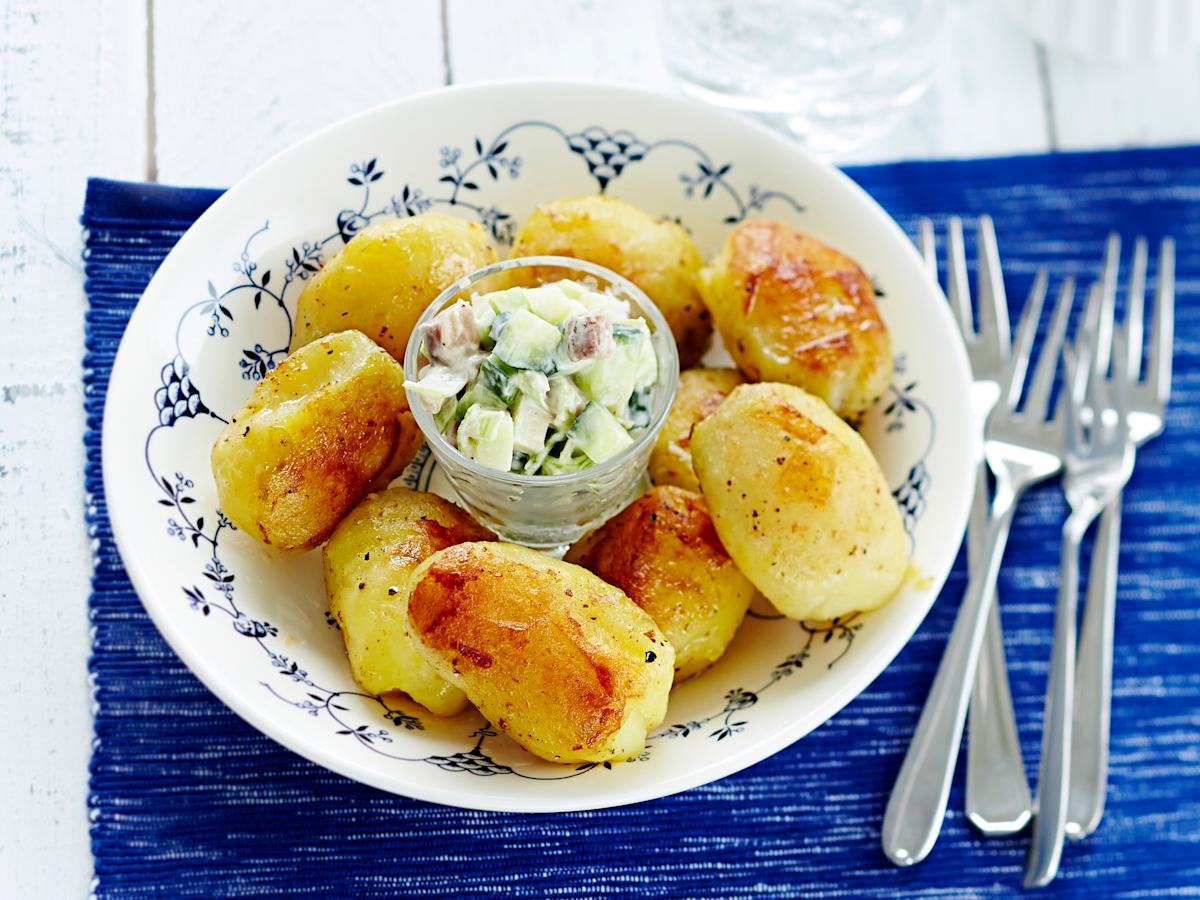 Savustetut perunat ja silli-omenasalsa