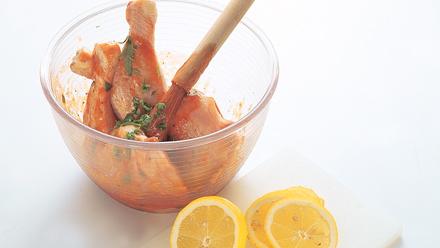 Voitele broilerinpalat hyvin seoksella joka puolelta ja laita isoon kulhoon tai pakastepussiin.