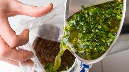 Sekoita marinadin ainekset. Siirrä paisti tilavaan ja puhtaaseen pakastemuovi-pussiin. Kaada paistin päälle marinadi.