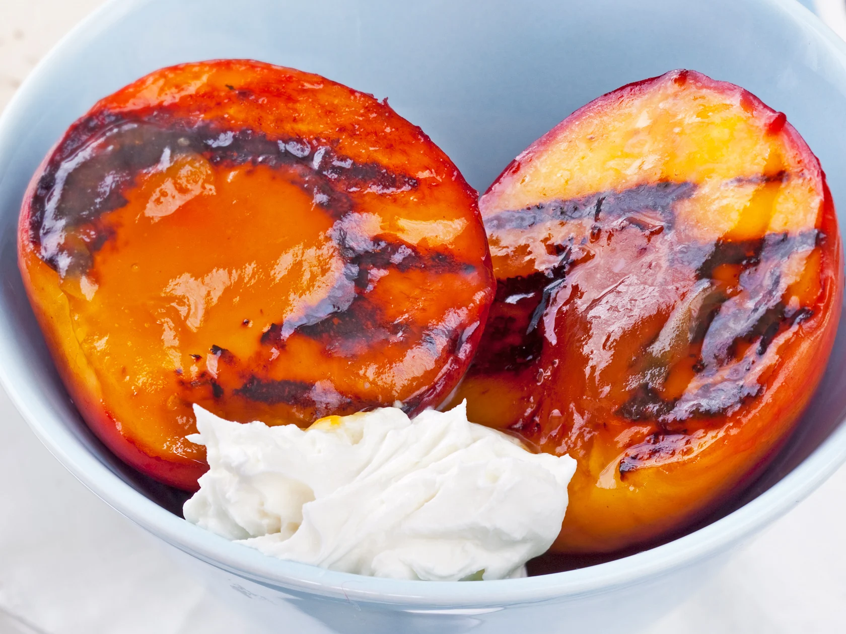 Grillatut nektariinit ja mascarponejuusto