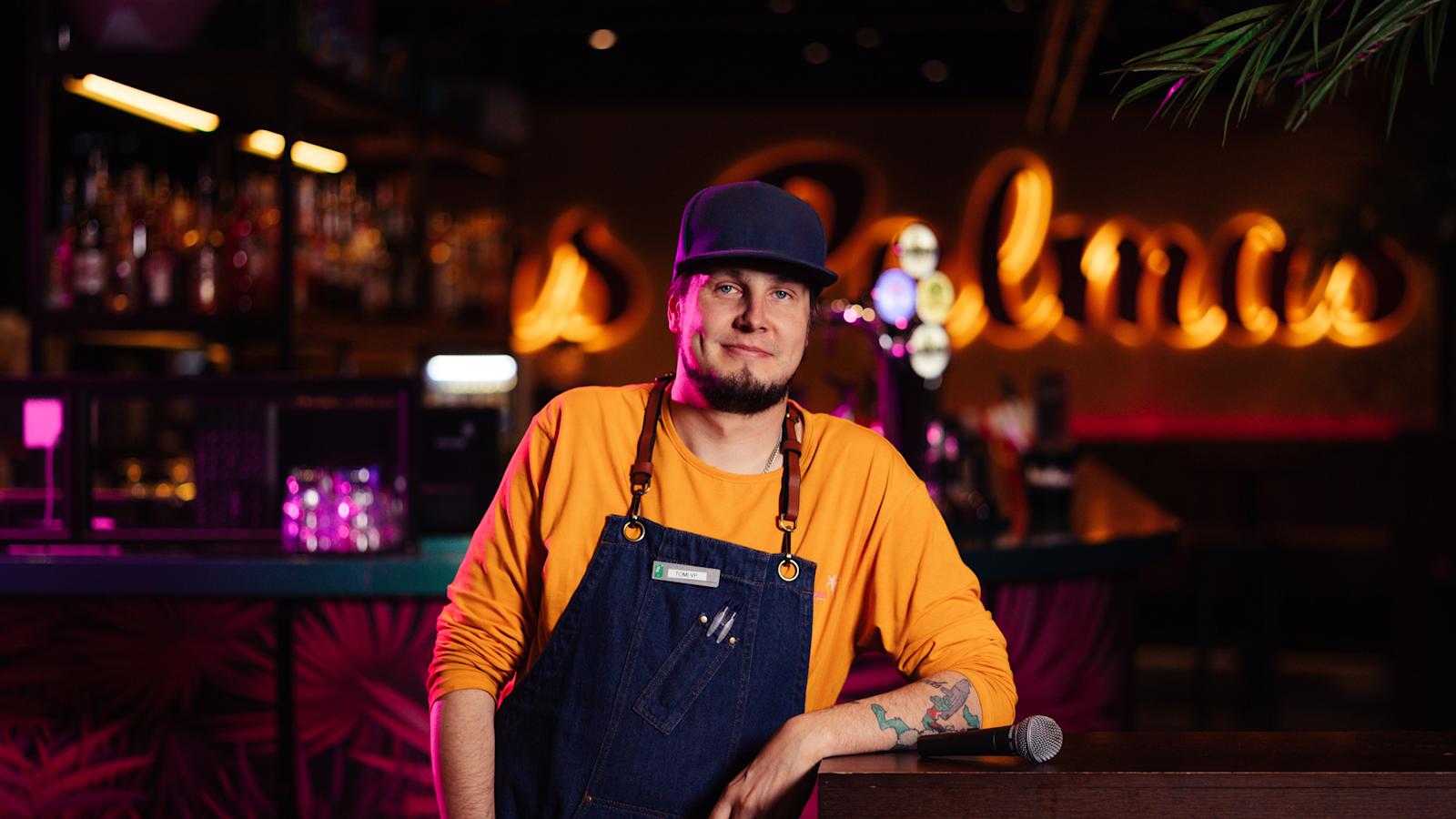 Kuvassa karaokeisäntä Tomi Paakkunainen.