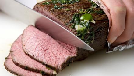 Leikkaa paisti ohuiksi viipaleiksi. Tarjoa kastikkeen kanssa. Sekoita kastikkeen ainekset keskenään. Anna maustua jääkaapissa muutama tunti ennen tarjoilua.