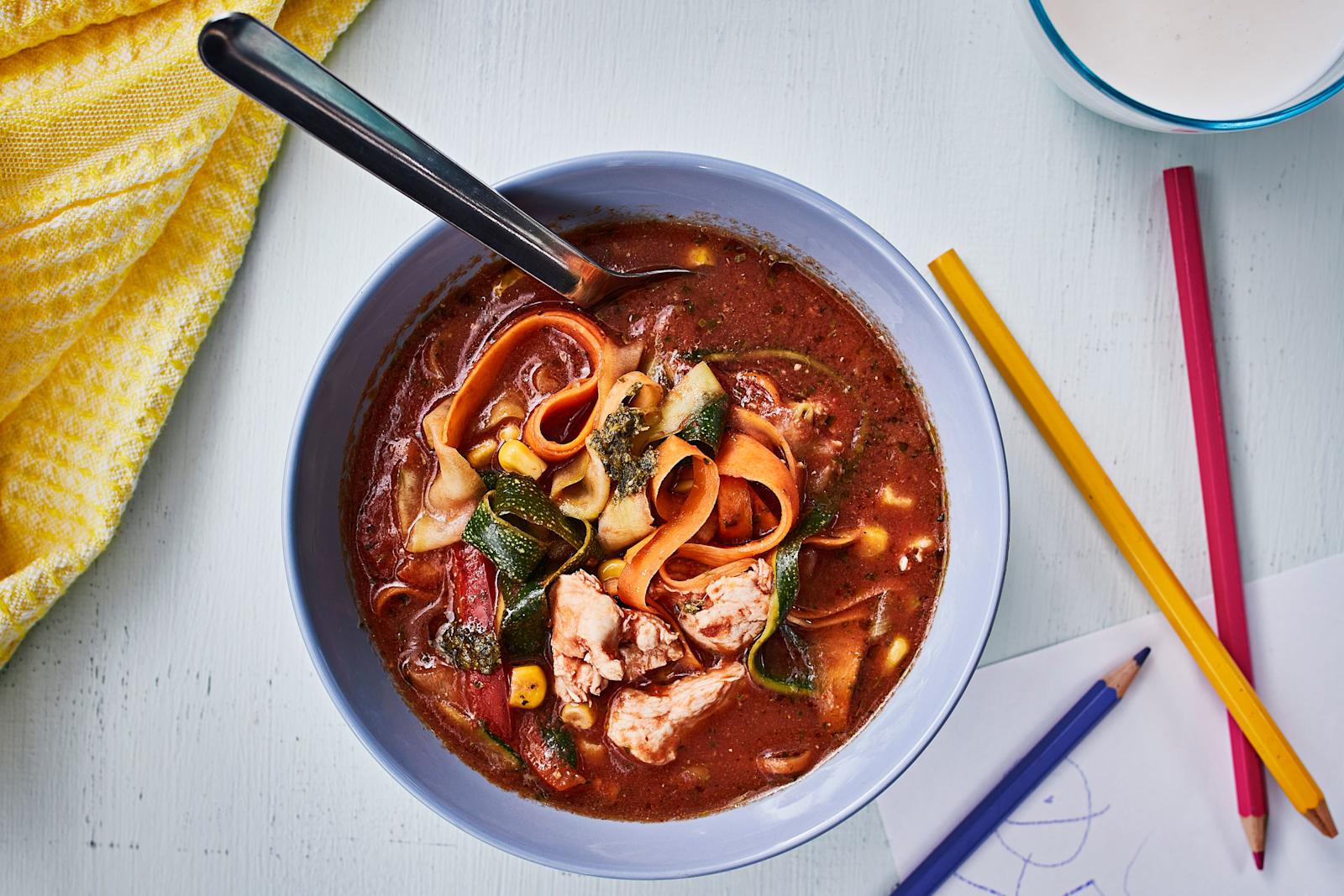 Värikäs pesto-kanakeitto