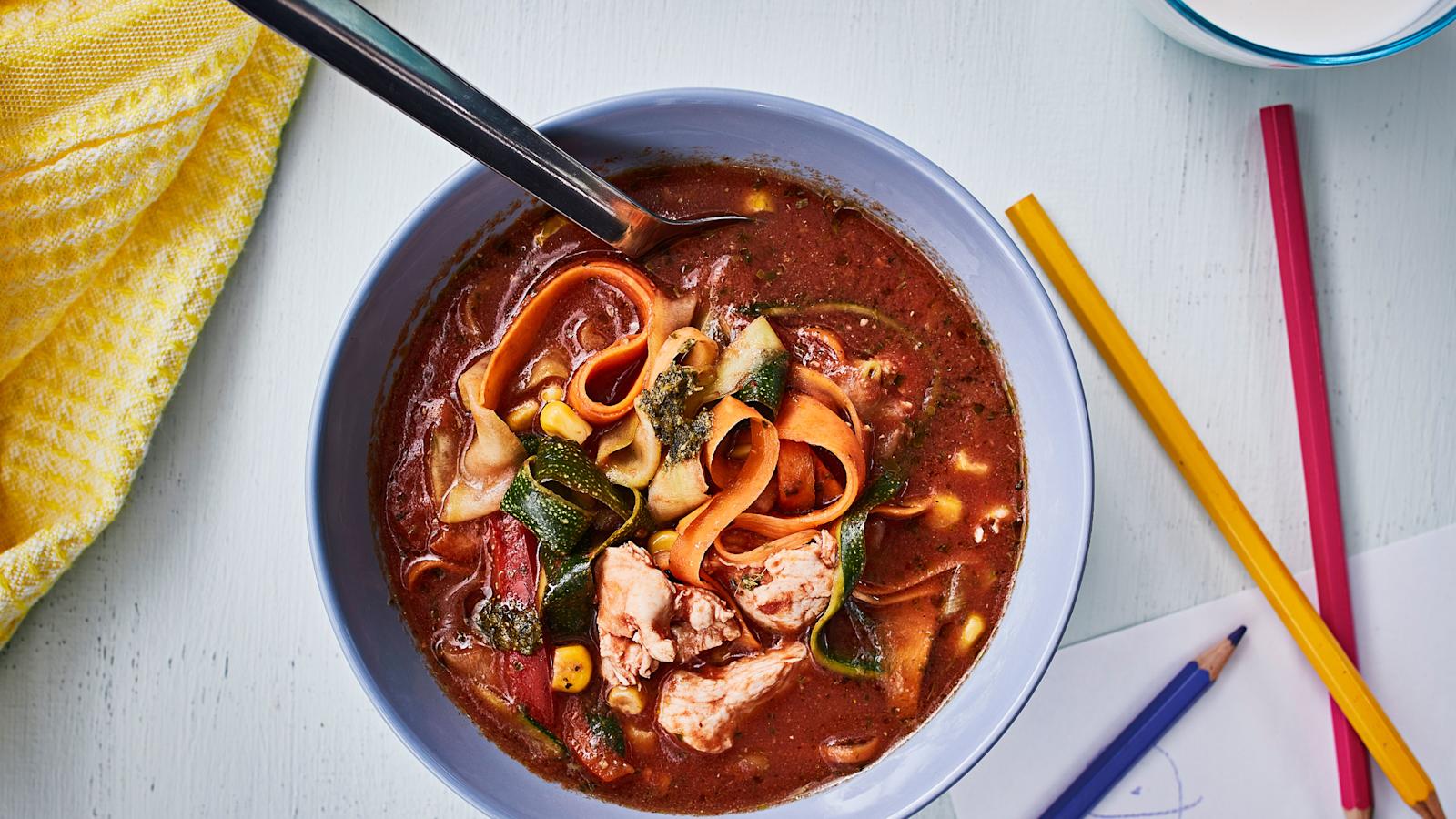 Värikäs pesto-kanakeitto