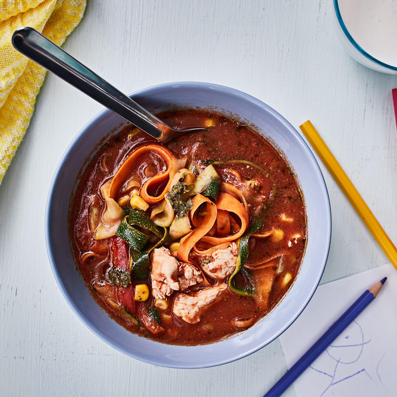 Värikäs pesto-kanakeitto