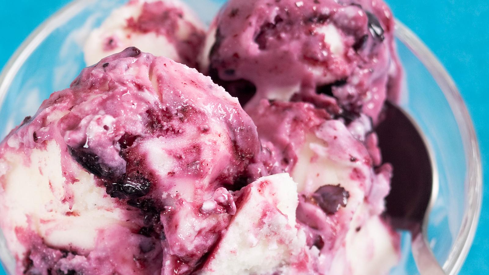 Mustikka-jogurttijäätelö jäätelökoneella