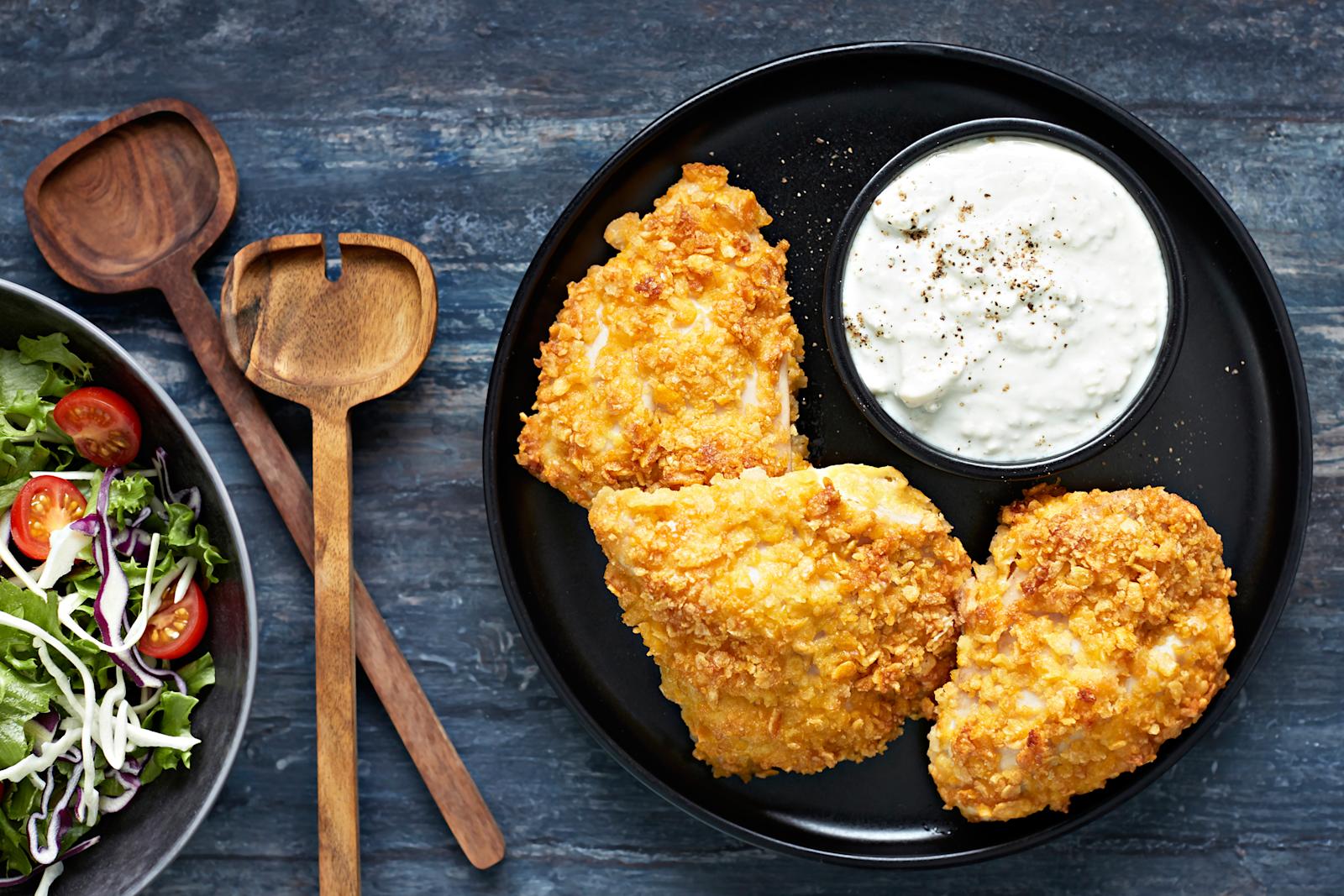 Broilerin fileepihvi maissihiutalekuorrutuksella