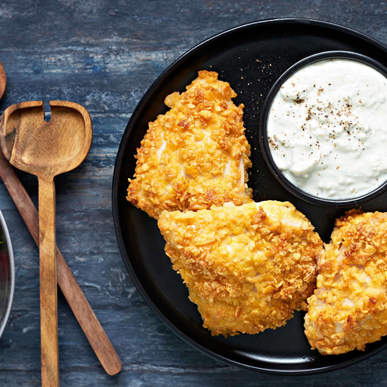 Broilerin fileepihvi maissihiutalekuorrutuksella