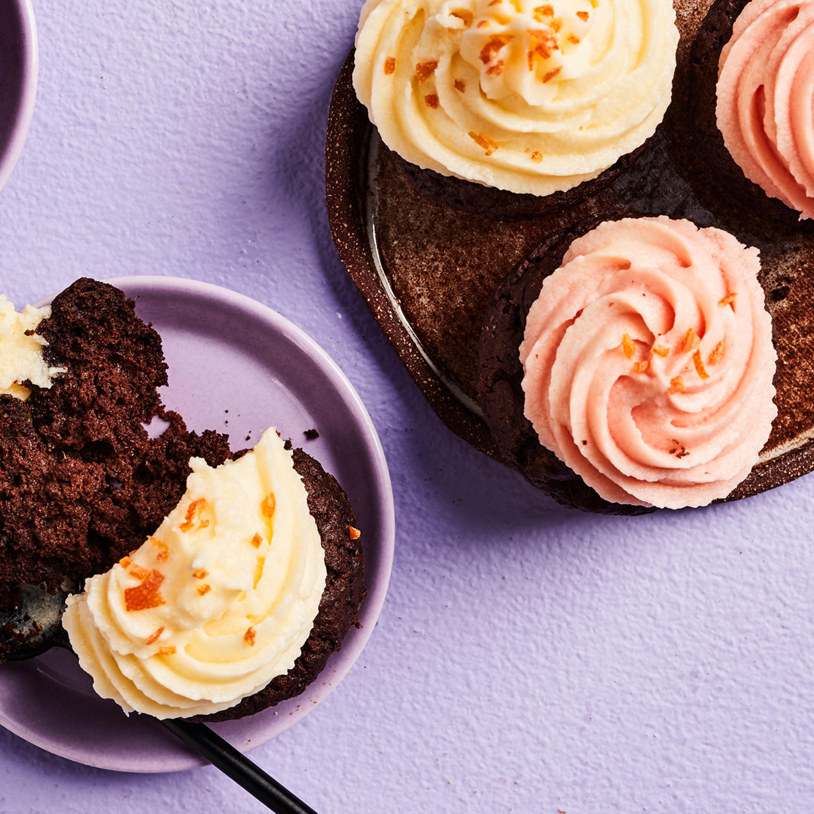 Suklaamuffinssit veriappelsiinikuorrutuksella