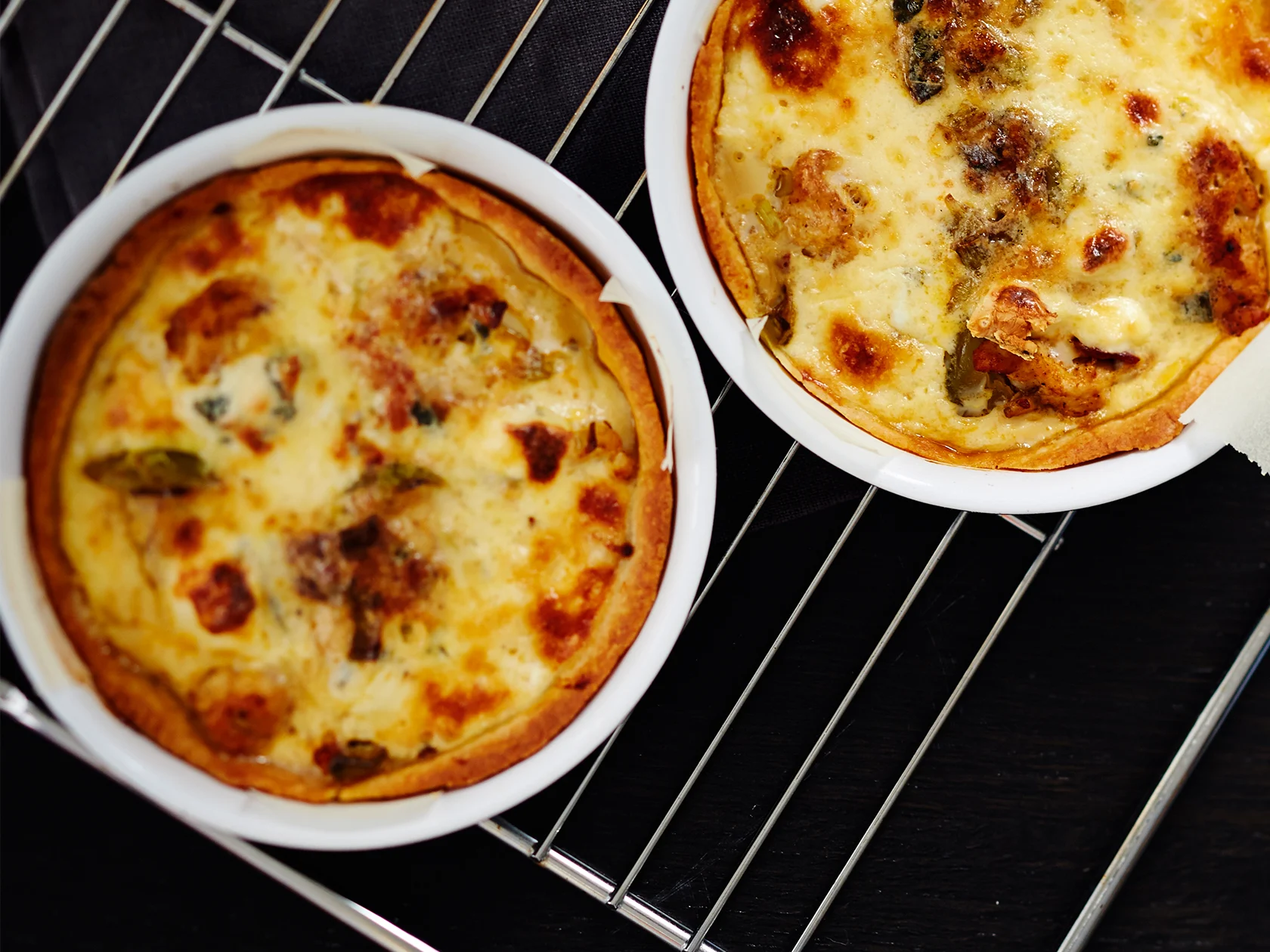 Sinihomejuusto-broileripiirakka