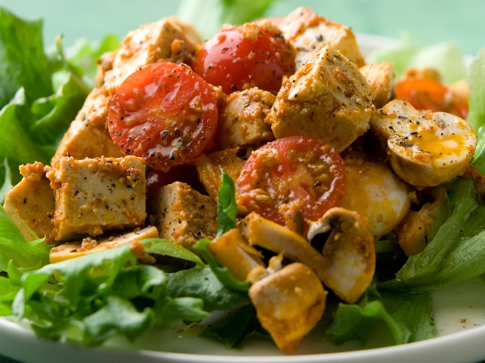 Herkkusieni-tofusalaatti