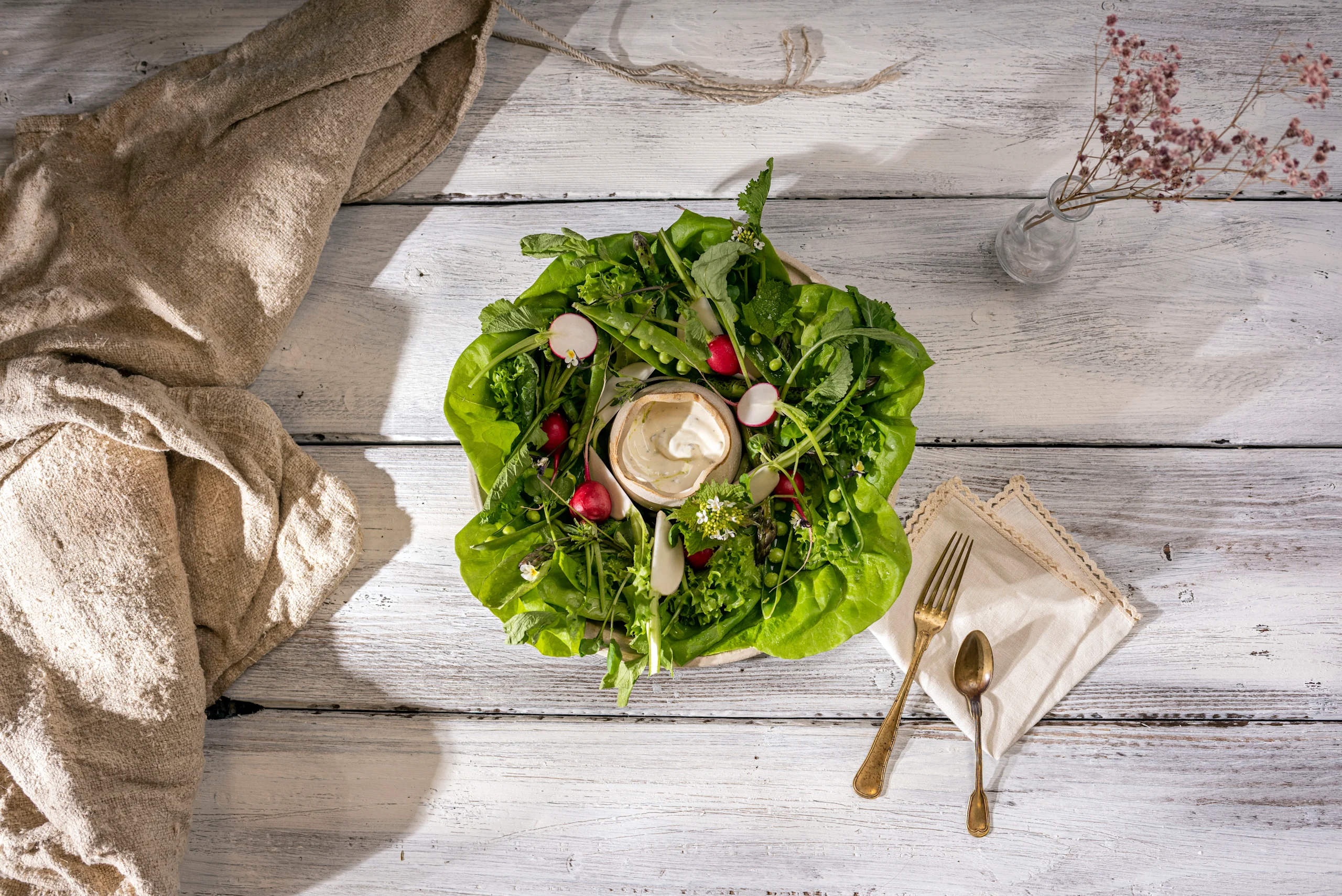 Suomen kesän maistuvimmat salaatit ja kasvikset ovat upeita sellaisenaan ja lempeän jogurtin kanssa tarjottuna ne toimivat mainiosti jaettavana alkuruokana pöydässä!