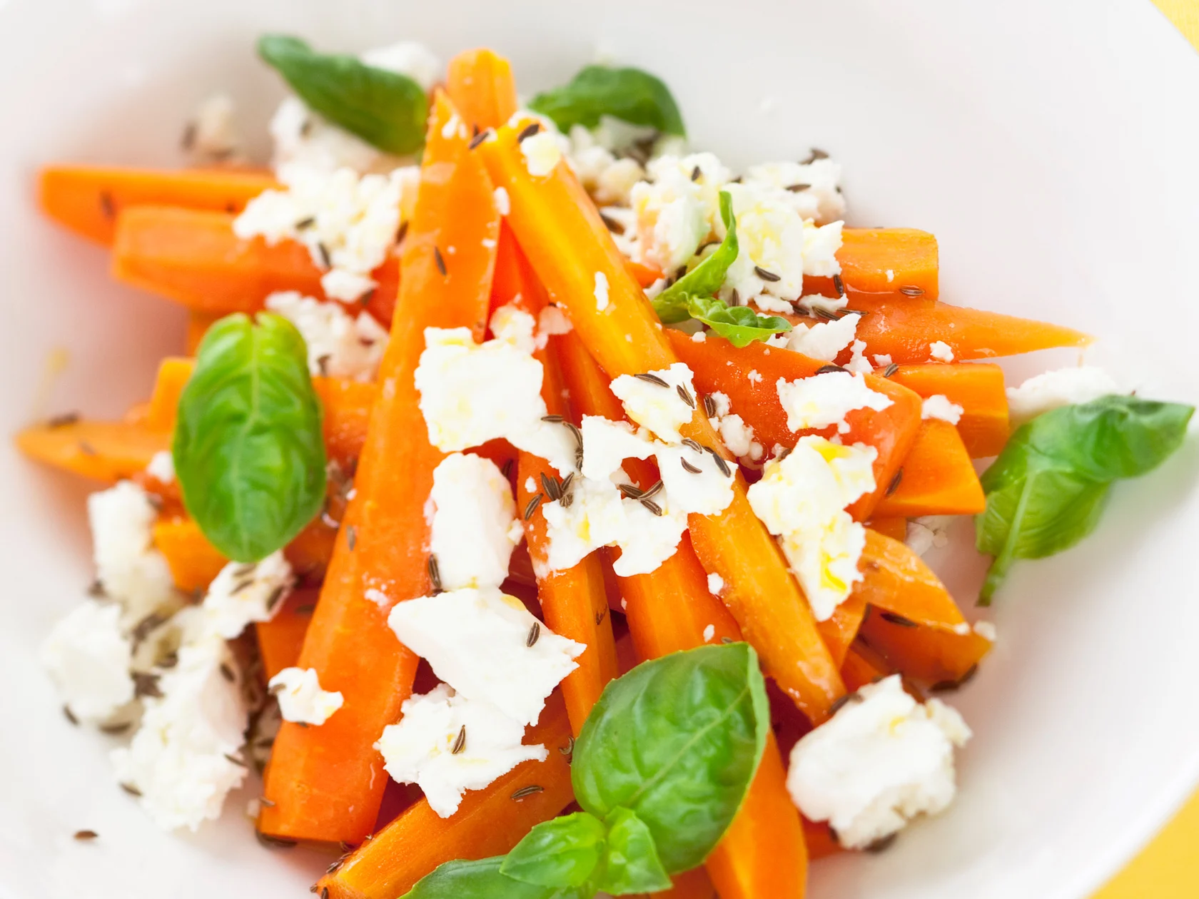 Porkkana-fetasalaatti