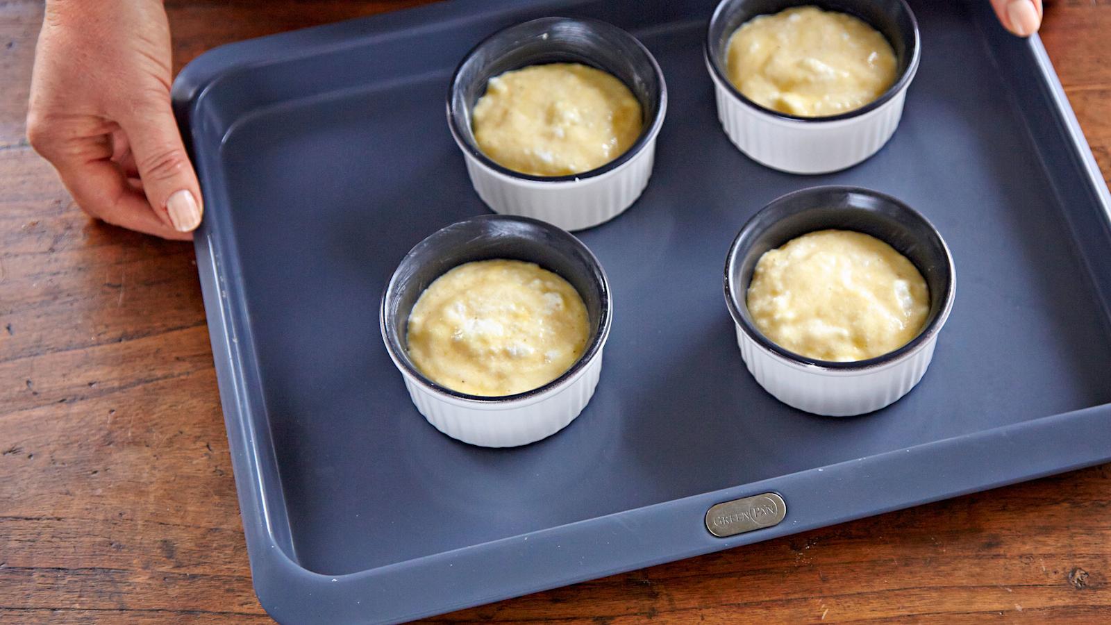 Voitele annosvuoat ja kaada kohokasseos voideltuihin vuokiin. Jätä 1/4 kohoamisvaraa. Kypsennä 175-asteisessa uunissa noin 15 minuuttia.