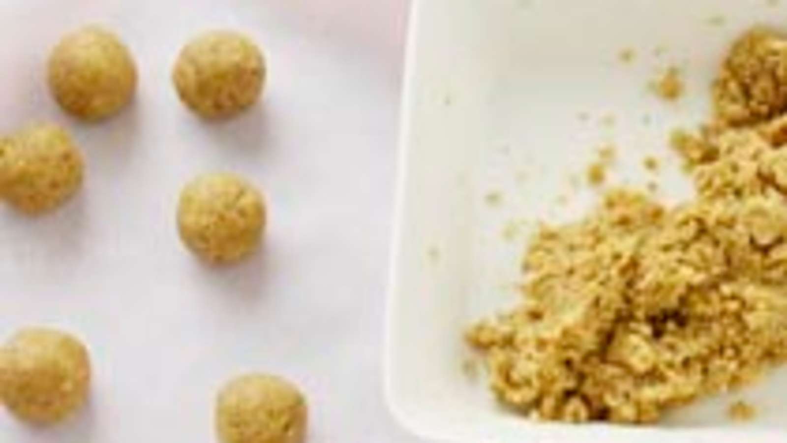 Pyörittele massasta käsissä noin ruokalusikallisen kokoisia palloja.